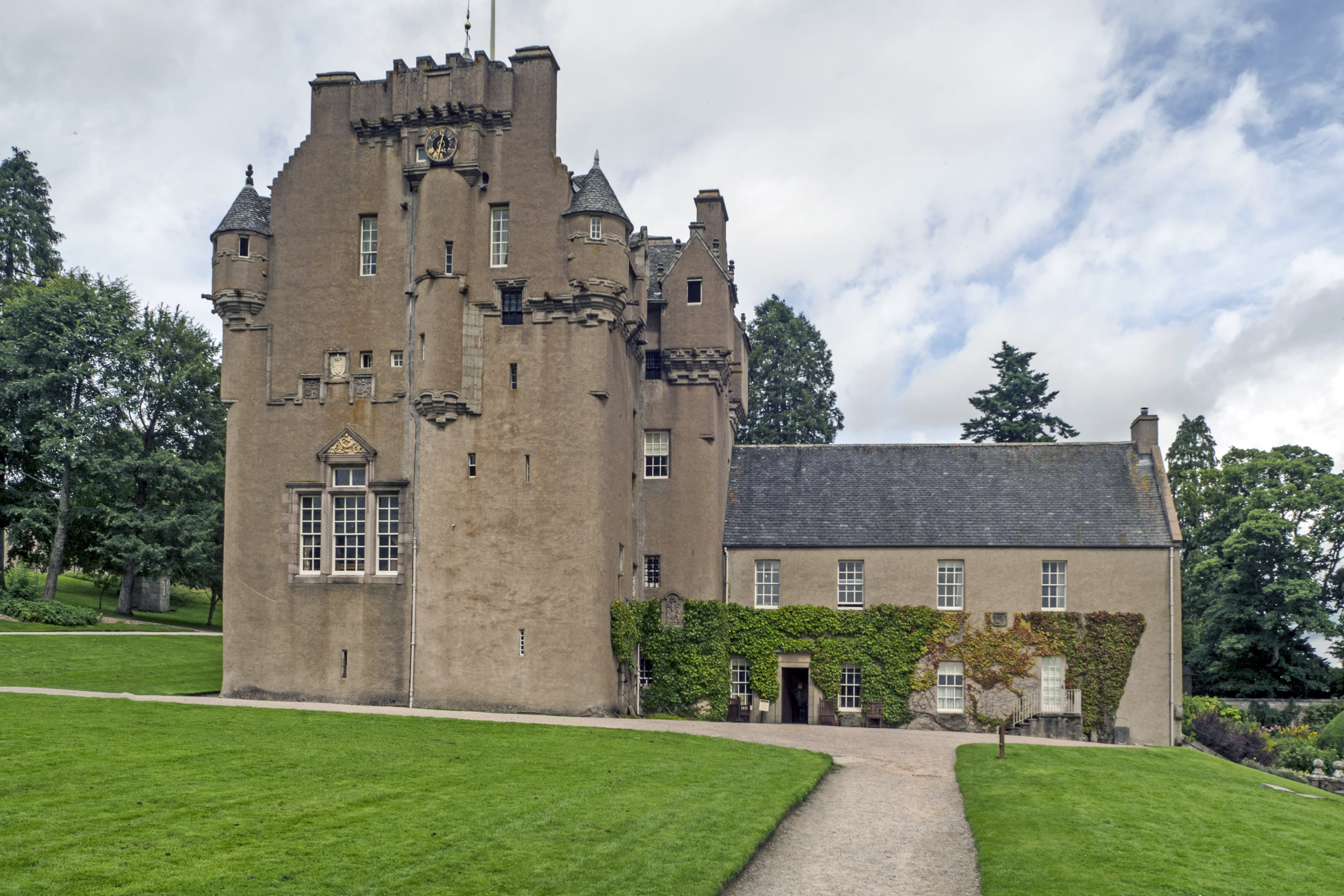 built structure, aberdeenshire, 4K, castle, tree, residential district, england, house, place of worship, cloud - sky, historically, sky, plant, the past, HD Wallpaper