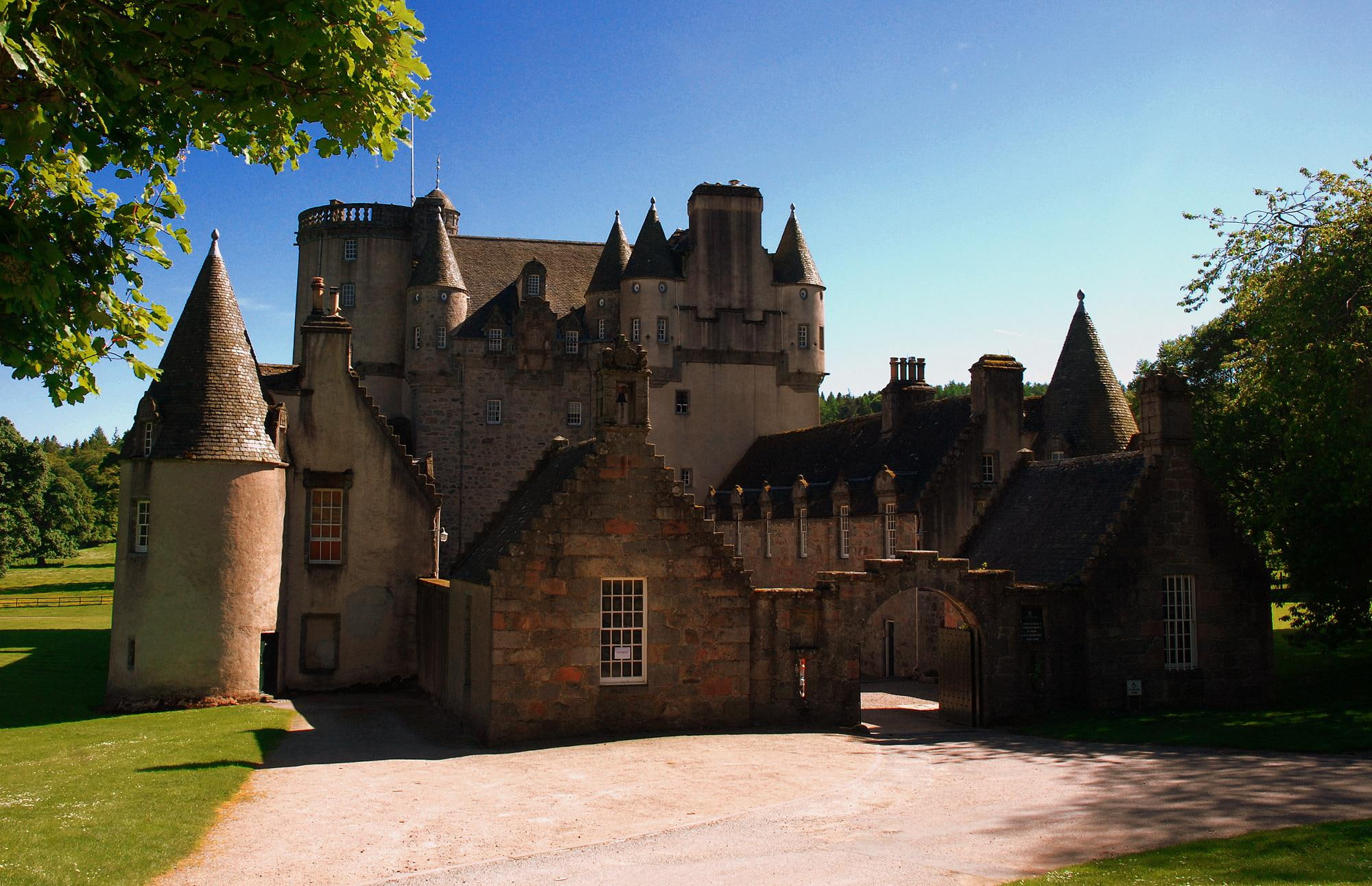 castle, fraser, home, scotland, kemnay, house, animals, 1080P, aberdeenshire, HD Wallpaper