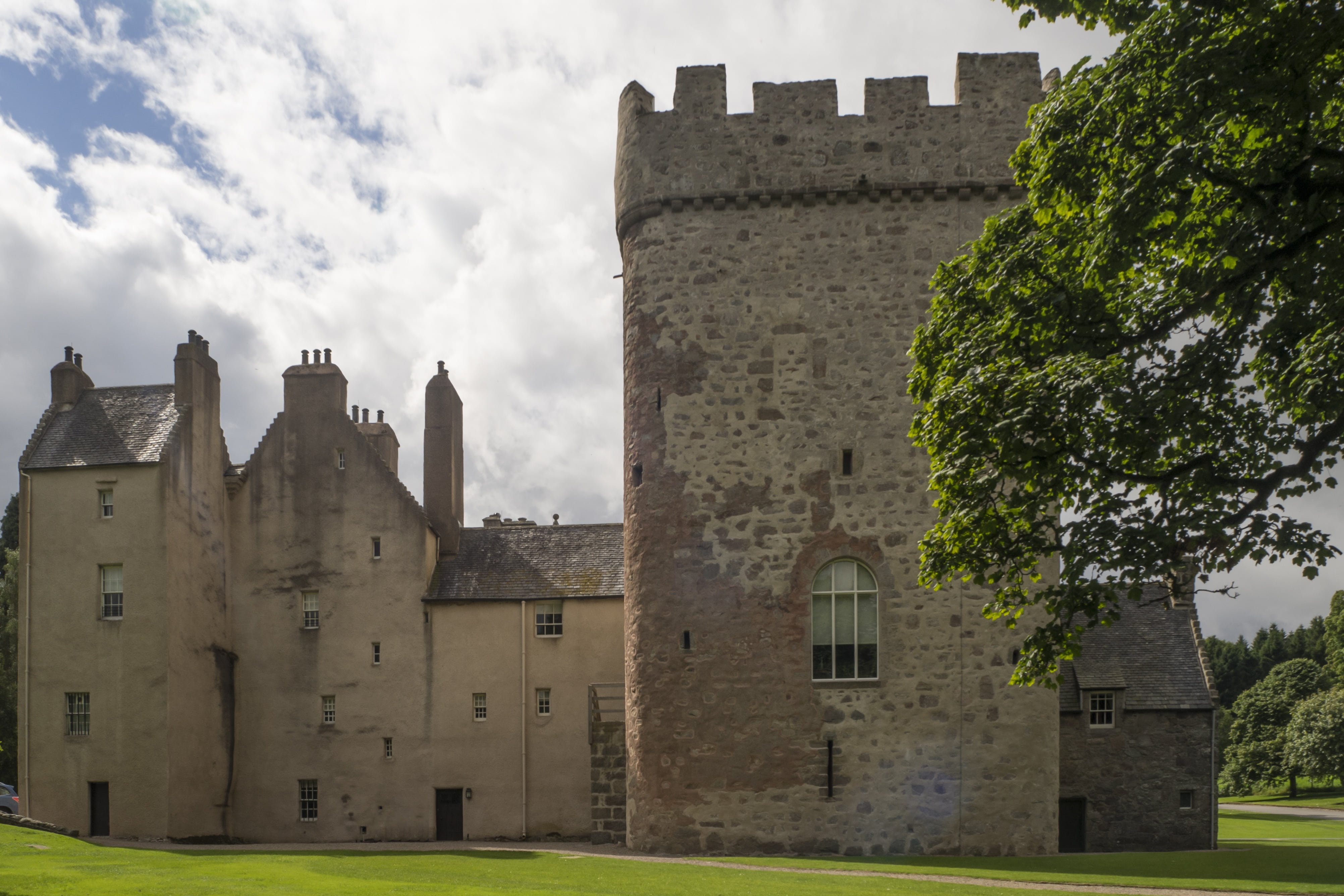 scotland, 4K, plant, middle ages, nature, aberdeenshire, cloud - sky, tourism, day, wall, old, drum castle, stone wall, building, built structure, no people, HD Wallpaper
