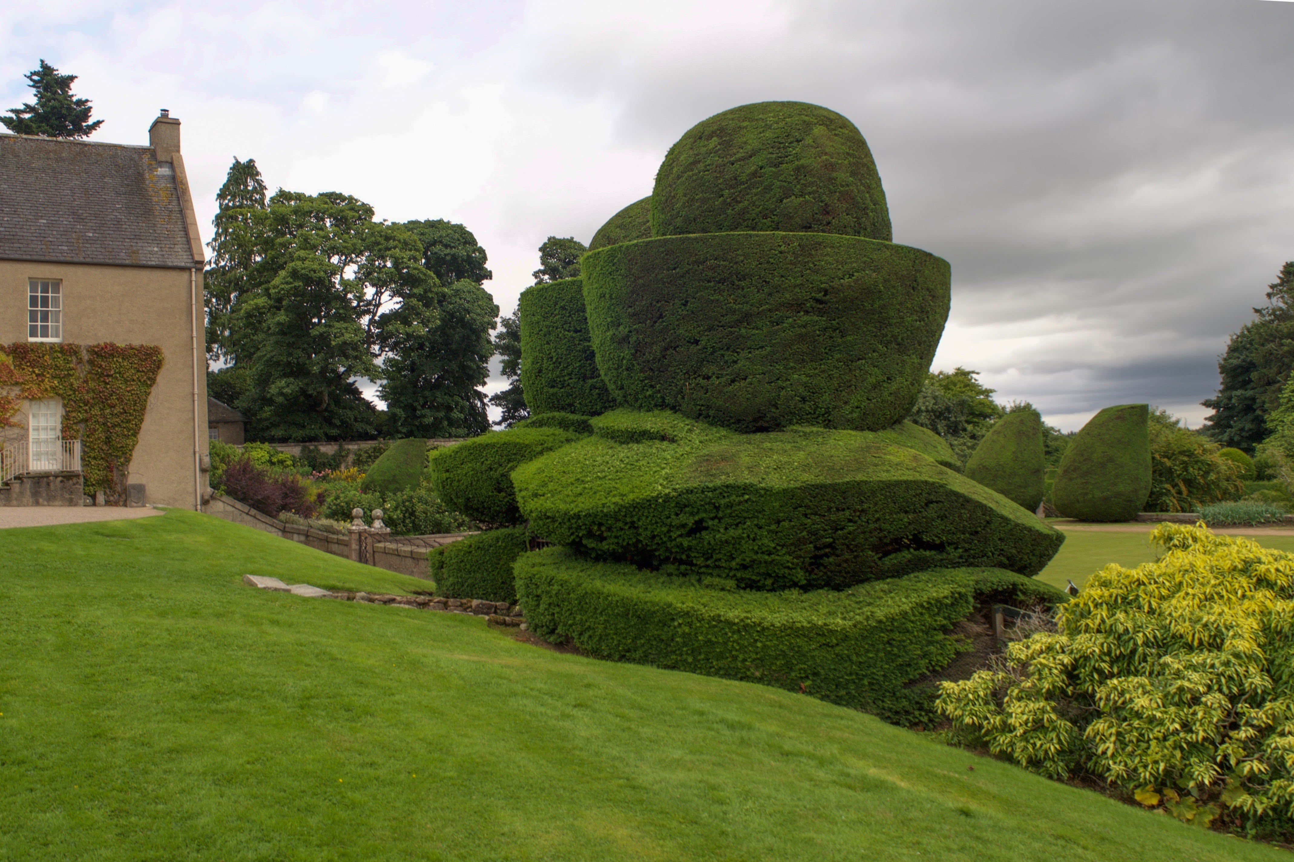 built structure, historically, castle, beauty in nature, lawn, places of interest, sky, topiary, banchory, outdoors, 4K, green color, tree, grass, hedge, HD Wallpaper