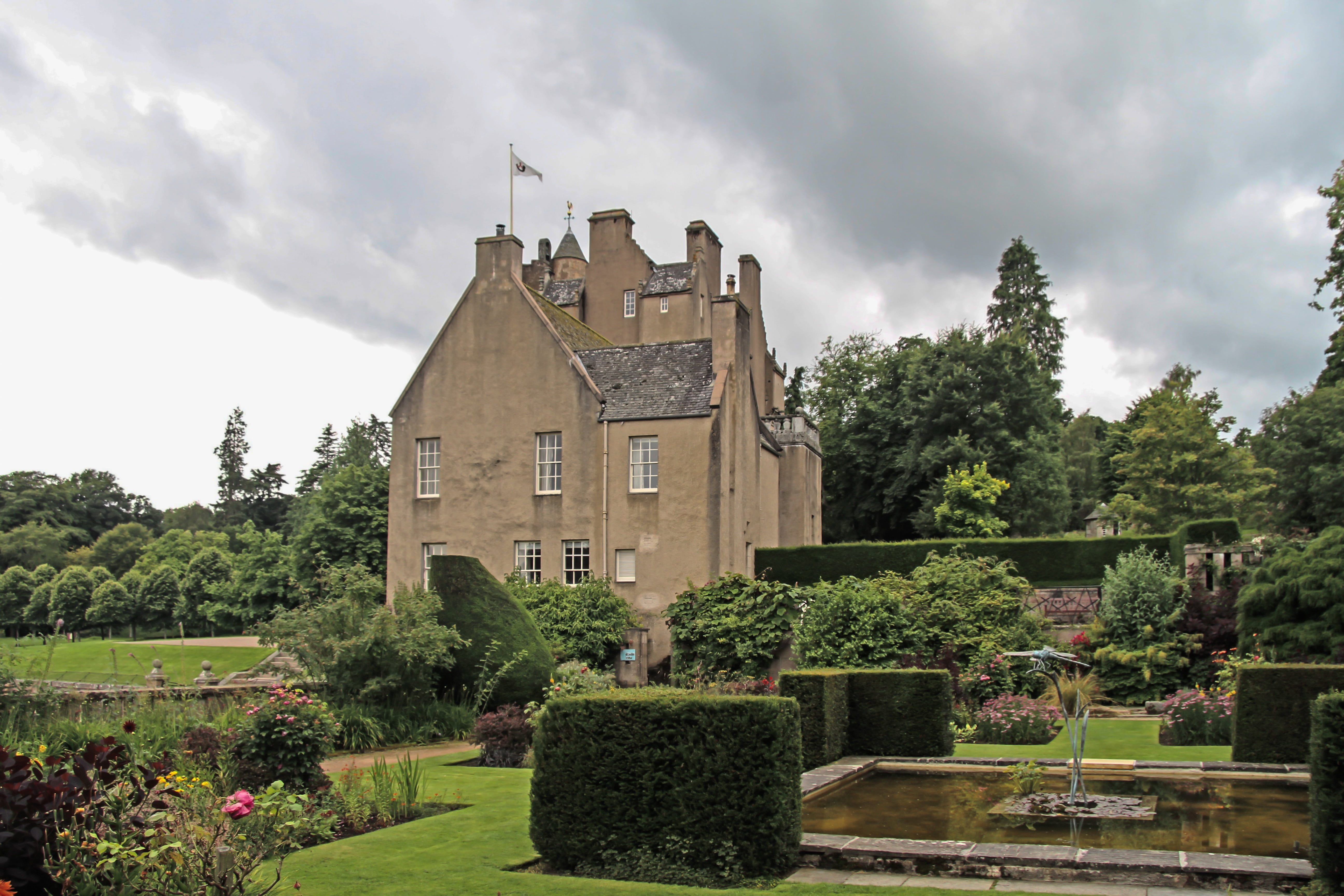 5K, outdoors, hedge, building, cloud - sky, garden, castle, the past, religion, tree, banchory, sky, places of interest, history, green color, grass, aberdeenshire, HD Wallpaper