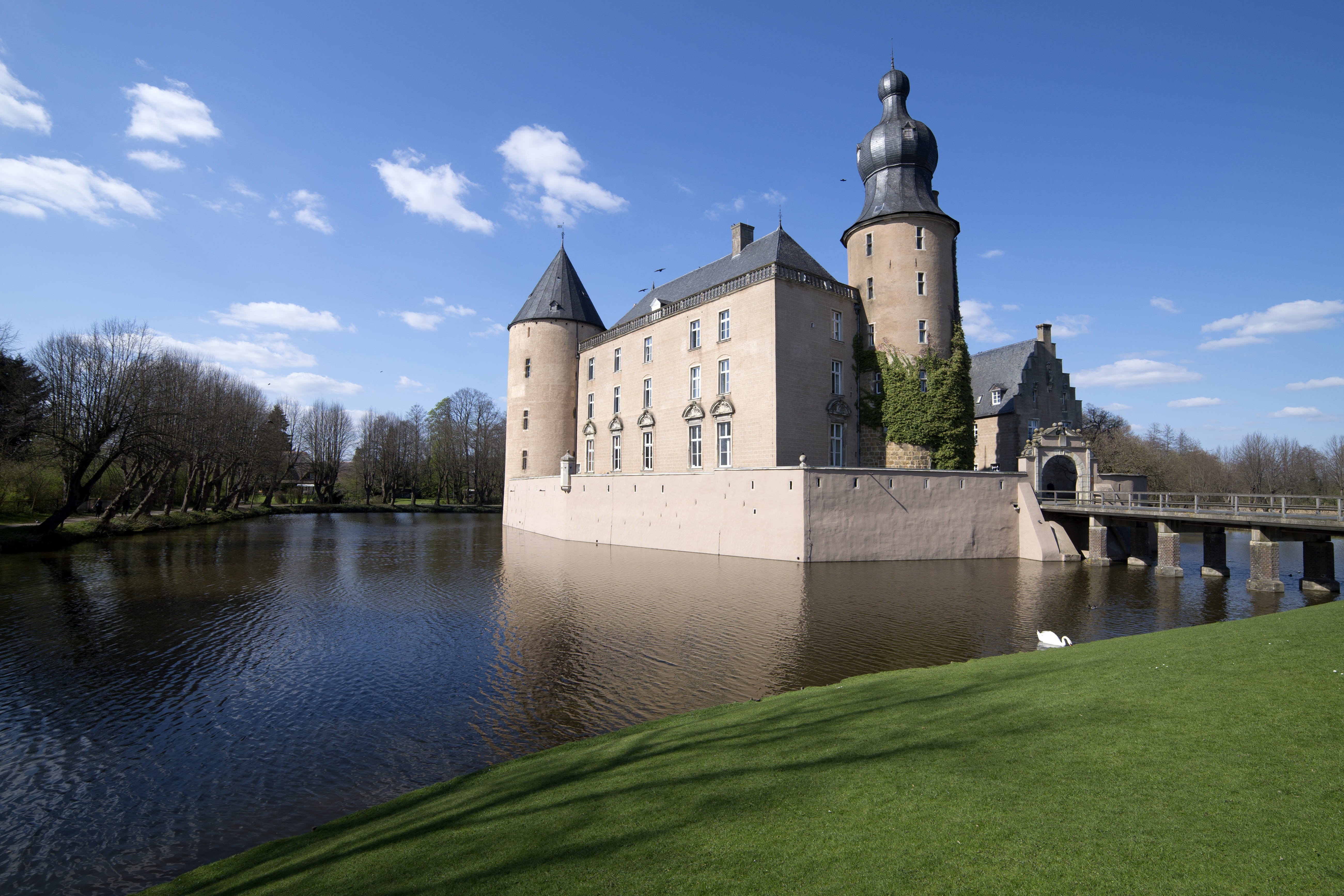 day, wide, the past, plant, castle, westfalen, 5K, castle wall, cloud - sky, blue, architecture, nature, middle ages, gemen, building, history, lake, water, HD Wallpaper