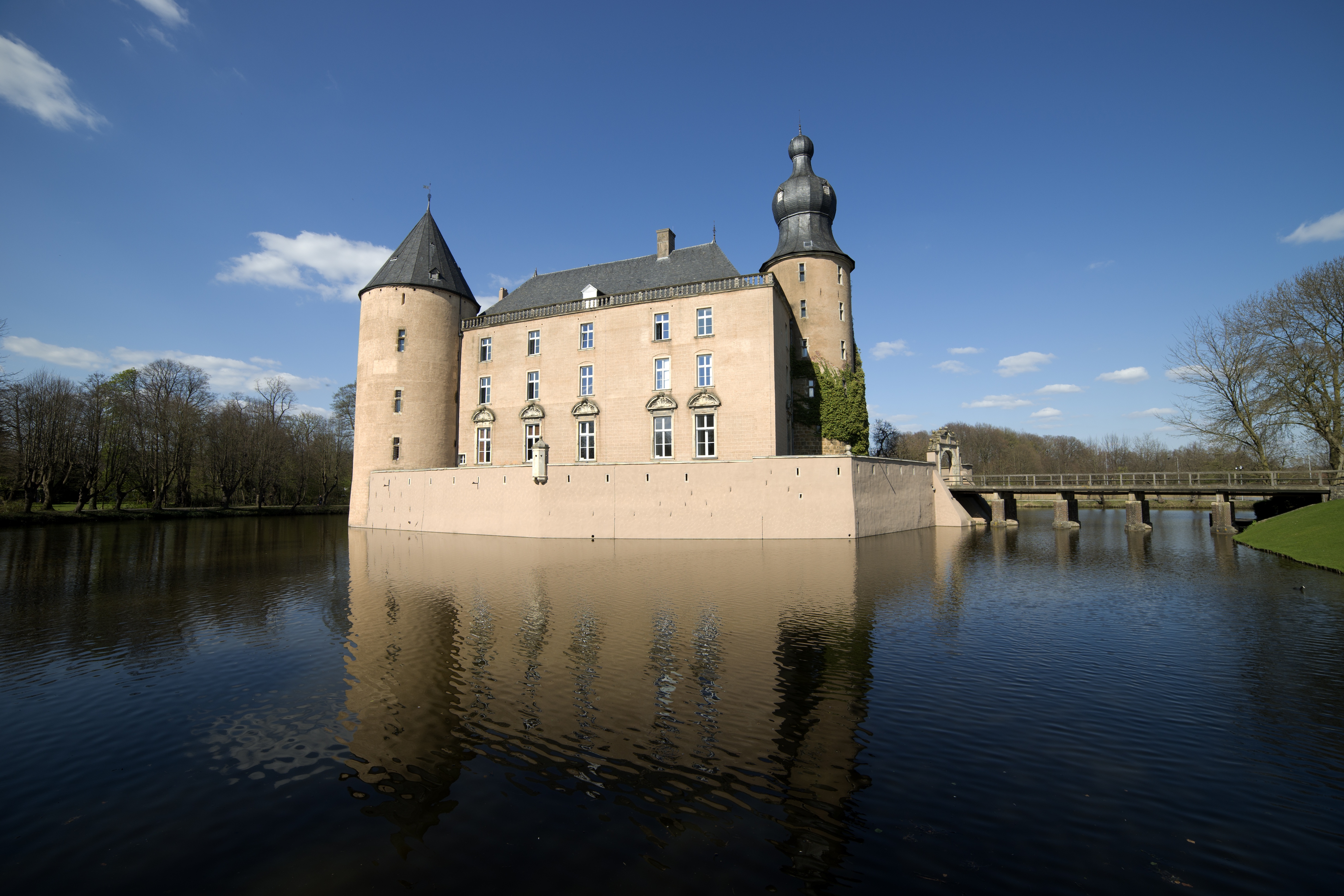 castle wall, borken, lake, westfalen, history, wide, nature, blue, gemen, tower, 5K, waterfront, middle ages, building, water, day, no people, building exterior, HD Wallpaper