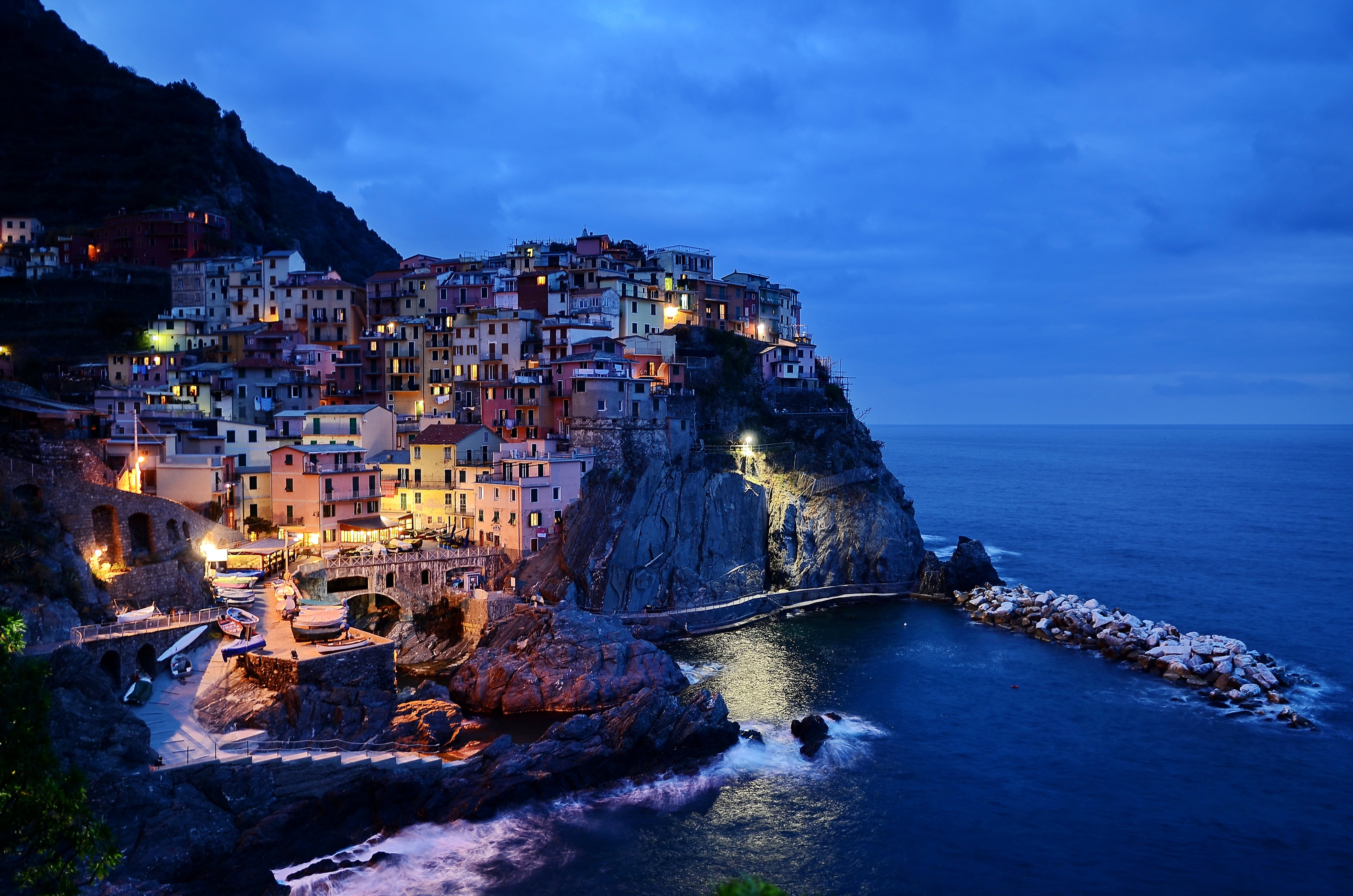 water, cliff, sky, 4K, no people, ocean, night, cityscape, outdoors, sea, cliffside, waves, dusk, coast, horizon over water, travel destinations, building, HD Wallpaper