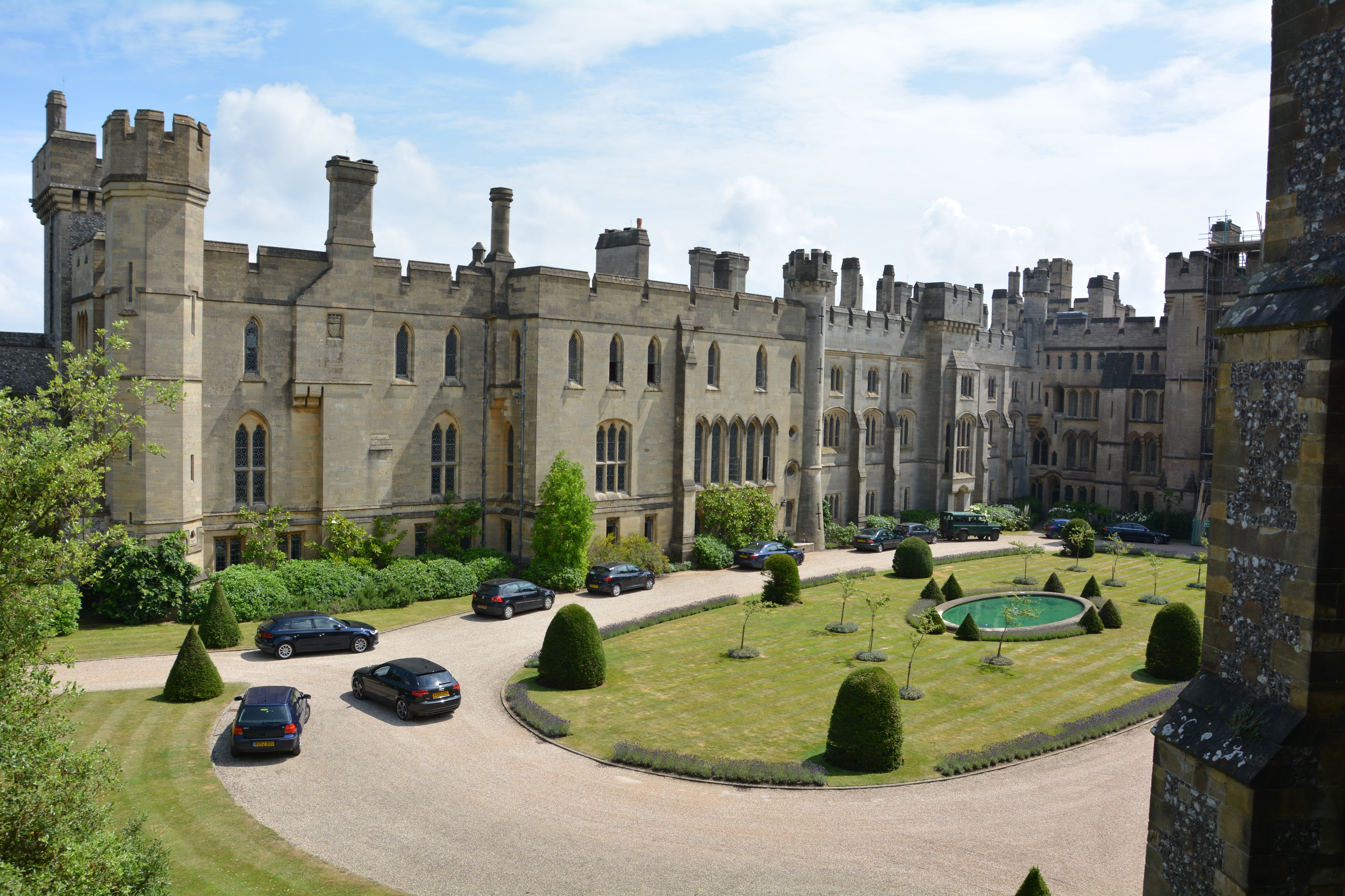 travel destinations, car, england, day, battlements, architecture, building, plant, luxury, built structure, nature, tourist attraction, sky, city, knights castle, HD Wallpaper