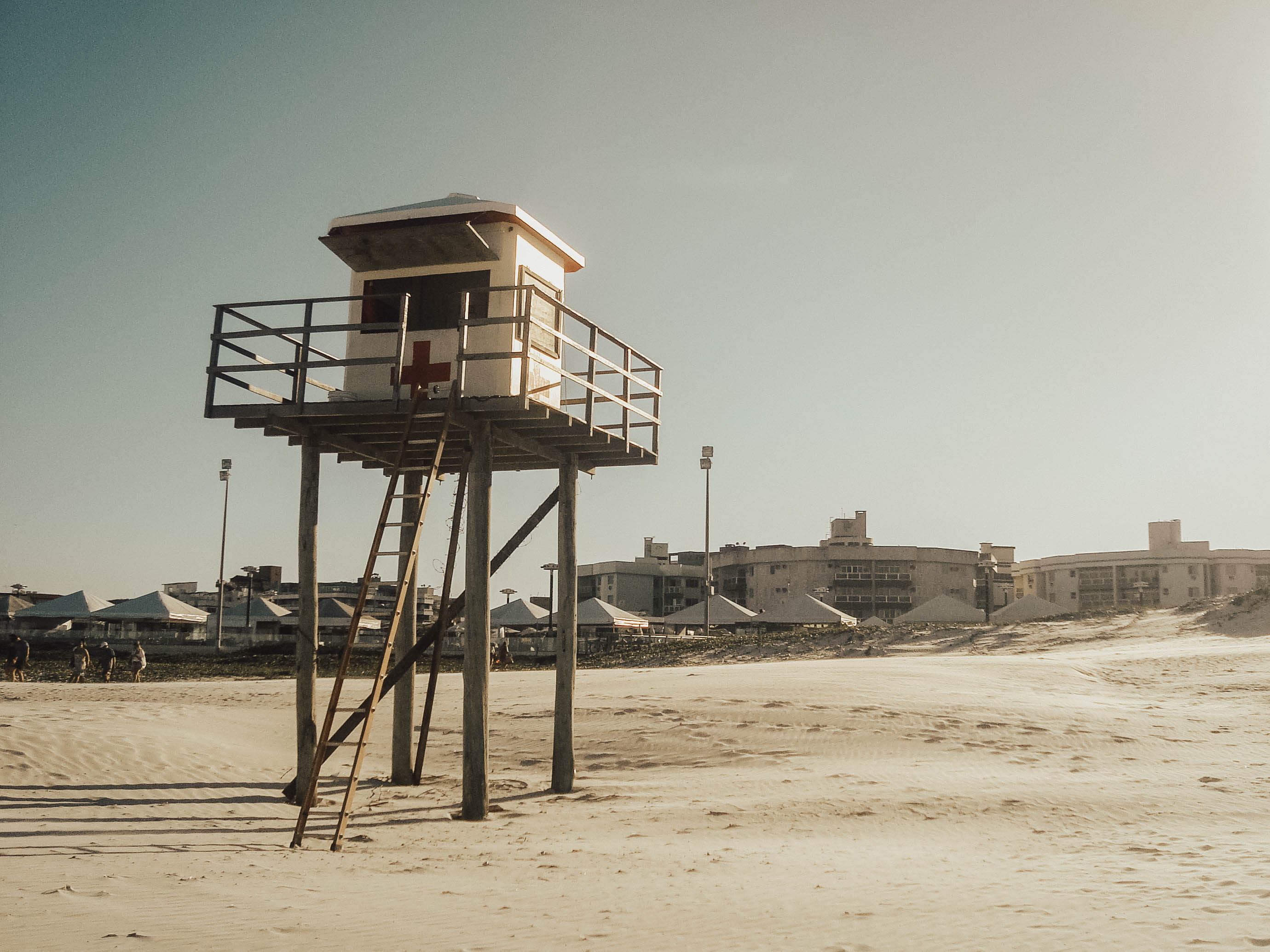 building exterior, tower, sand, building, praia do forte, day, sun, built structure, salva vidas, safety, clear sky, protection, brazil, beach, nature, HD Wallpaper