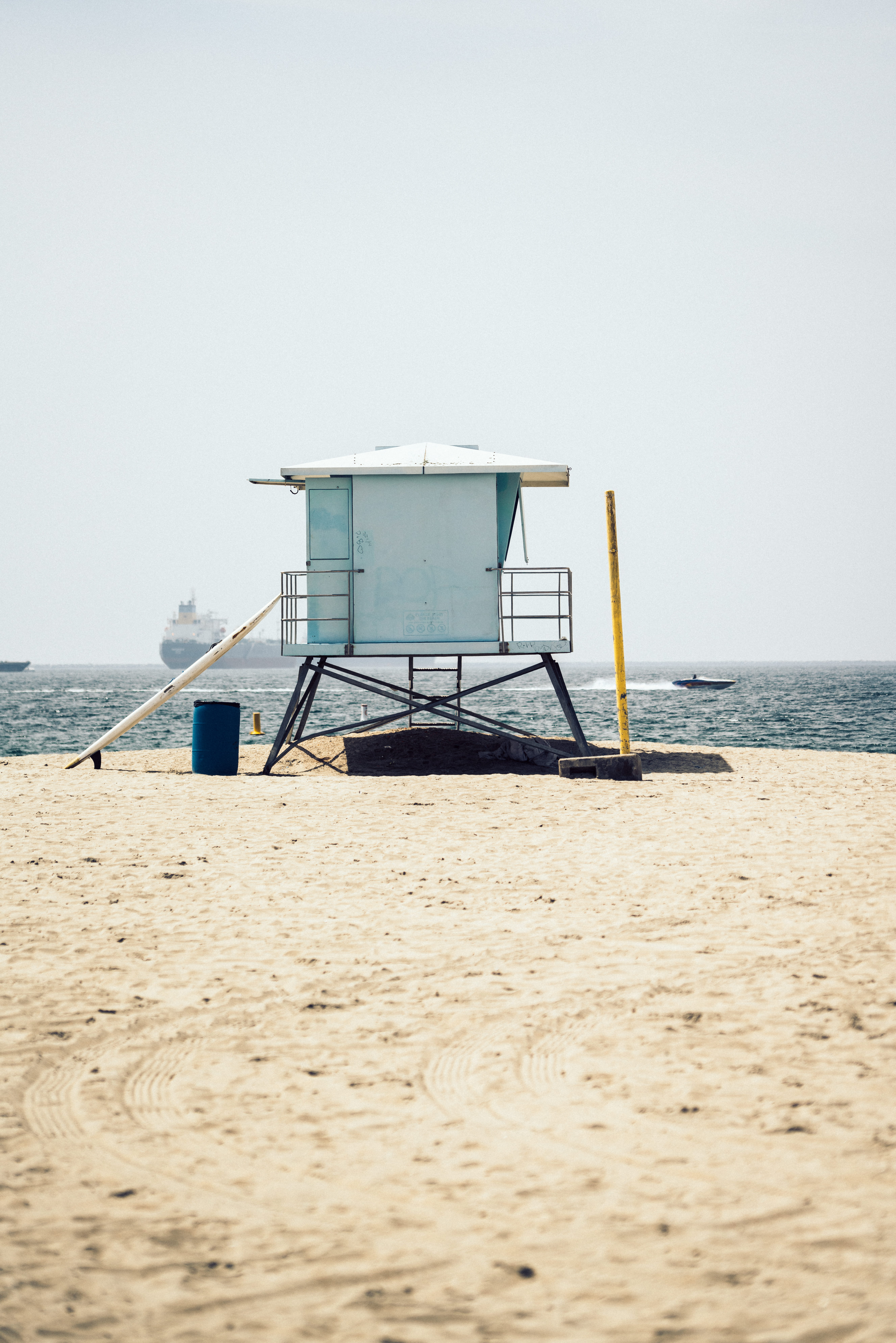 long beach, sand, seaside, sky, white, shed, shoreline, 8K, body, speedboat, shore, day, summer, clear sky, lifeguard, los angeles, outdoors, building, Phone HD Wallpaper