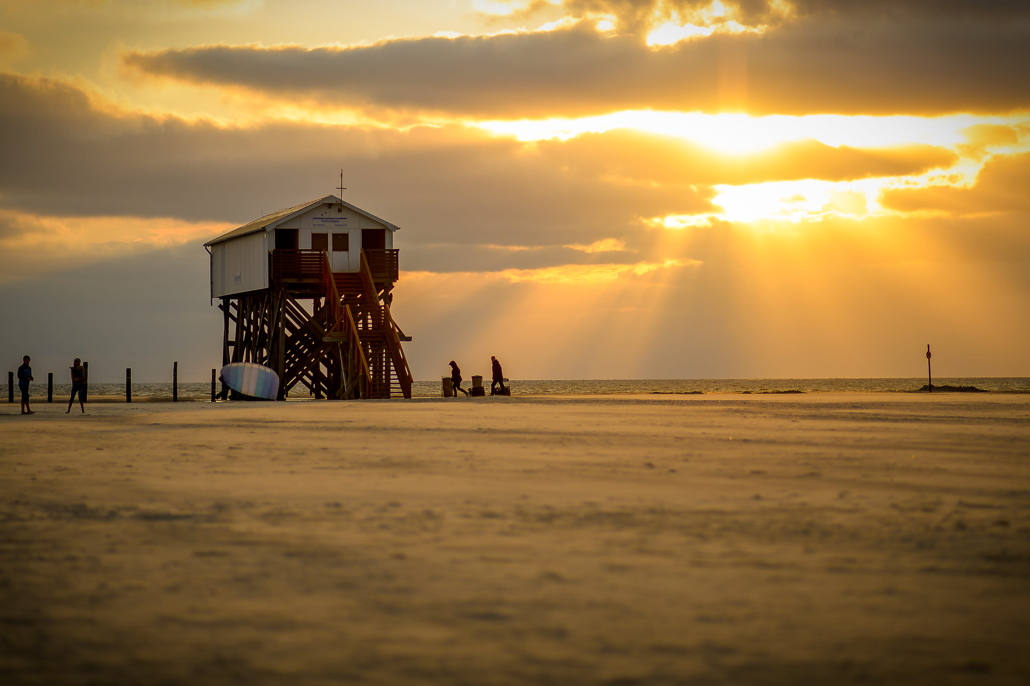 scenic, white, seashore, nature, orange, dusk, built structure, sand, waves, hut, lifeguard hut, land, scenics - nature, 2K, beach, silhouettes, beauty in nature, HD Wallpaper