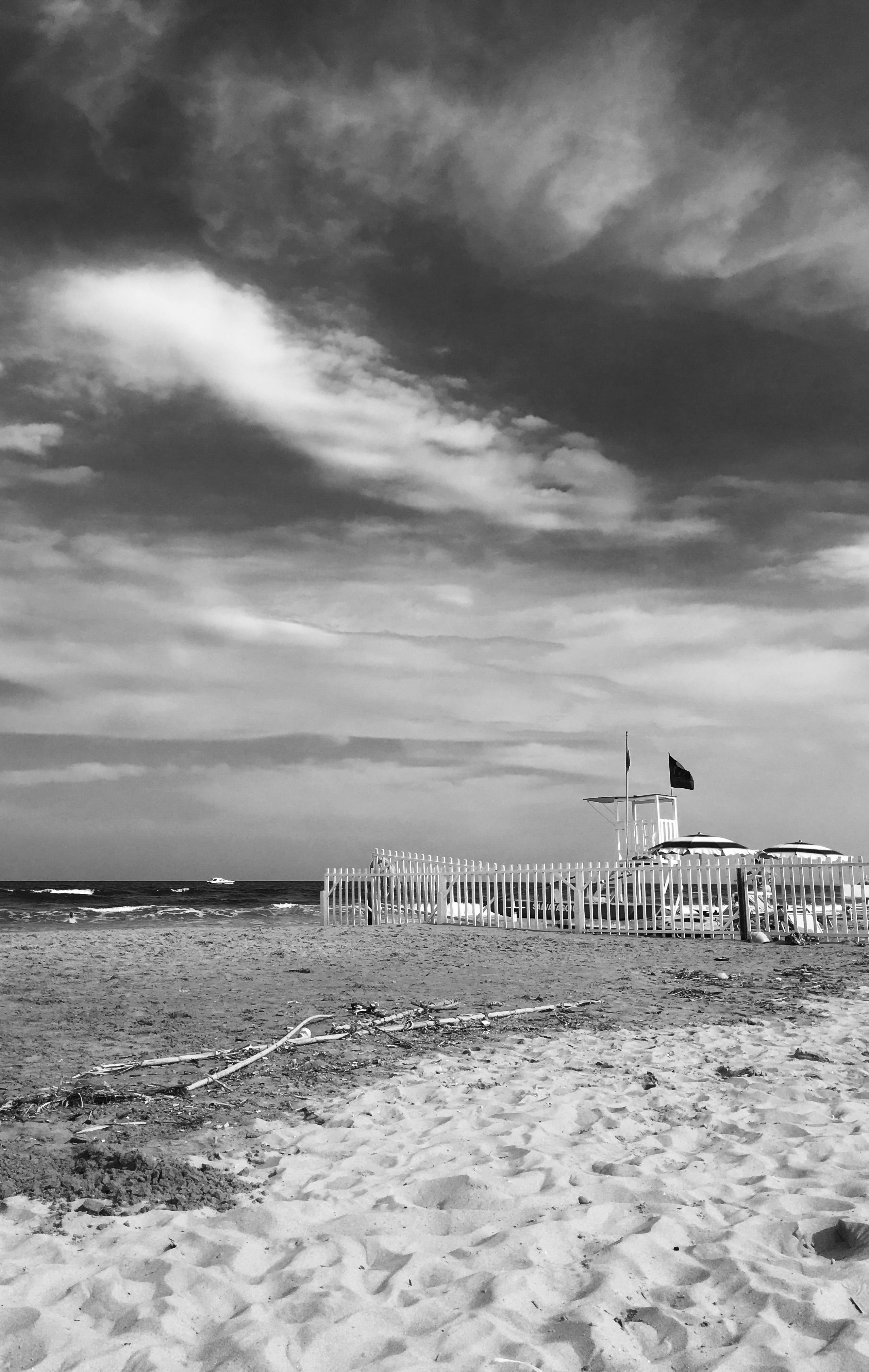 nature, architecture, scenics - nature, land, beauty in nature, no people, wooden post, outdoors, day, picket fence, sea, horizon over water, 4K, black and white, Phone HD Wallpaper
