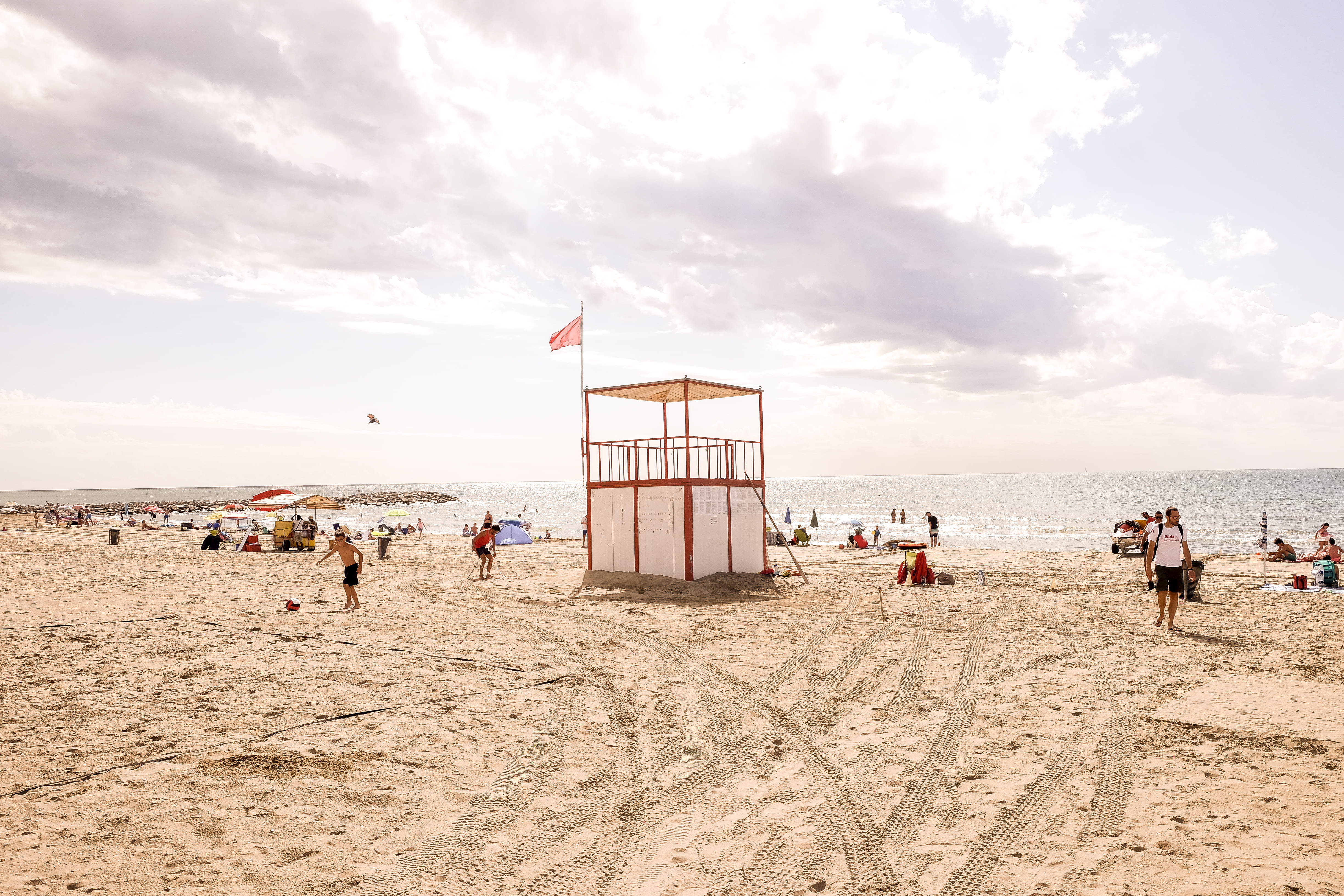 group of people, nature, lookout, large group of people, summer, sand, outdoors, lifeguard post, sky, vacation, silence, men, outlook, horizon over water, HD Wallpaper