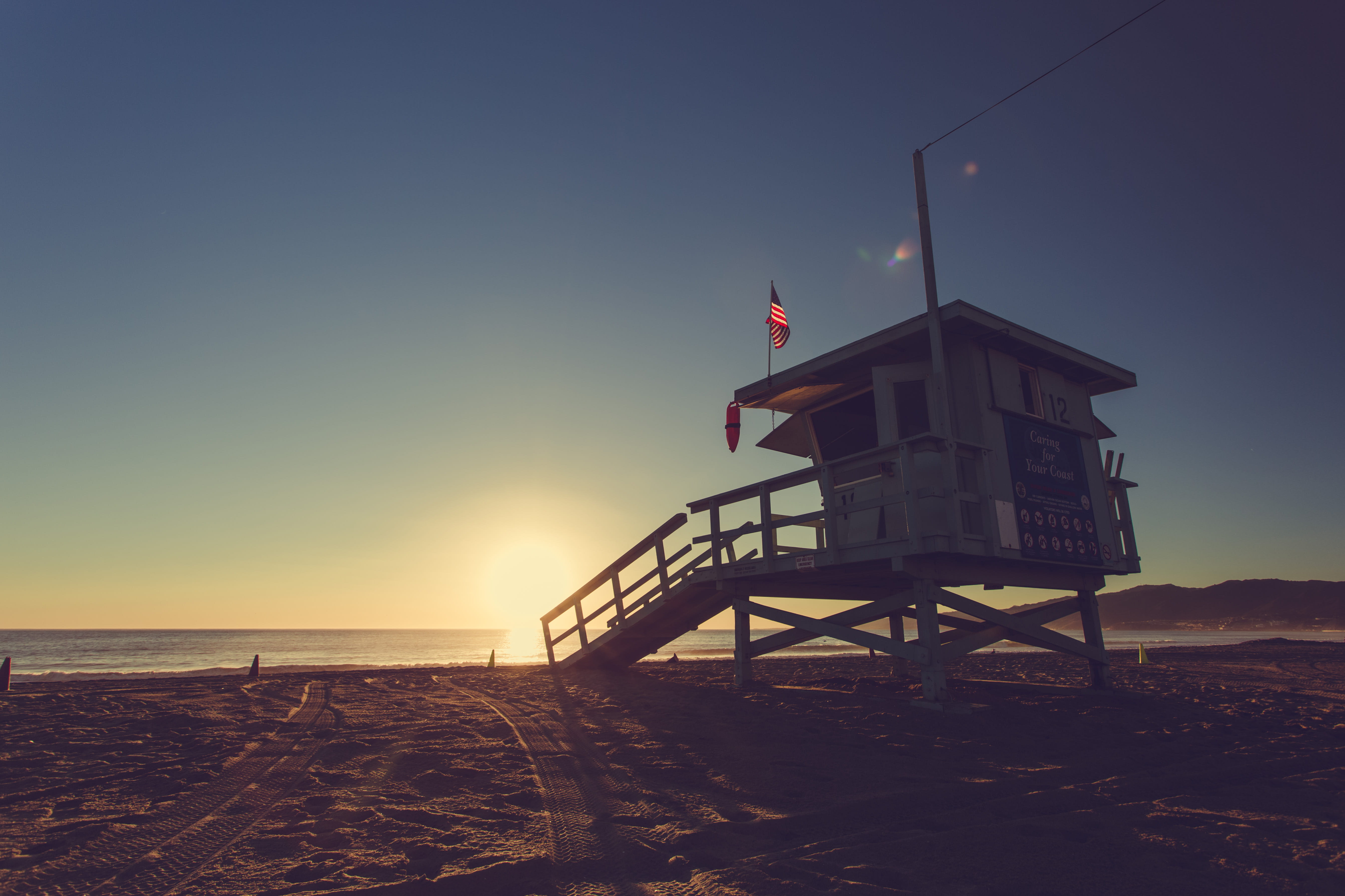 american summer, hut, sky, flag, architecture, safety, 5K, building exterior, beach, lake, horizon over water, outdoors, no cloud, lifeguard, west, tower, HD Wallpaper