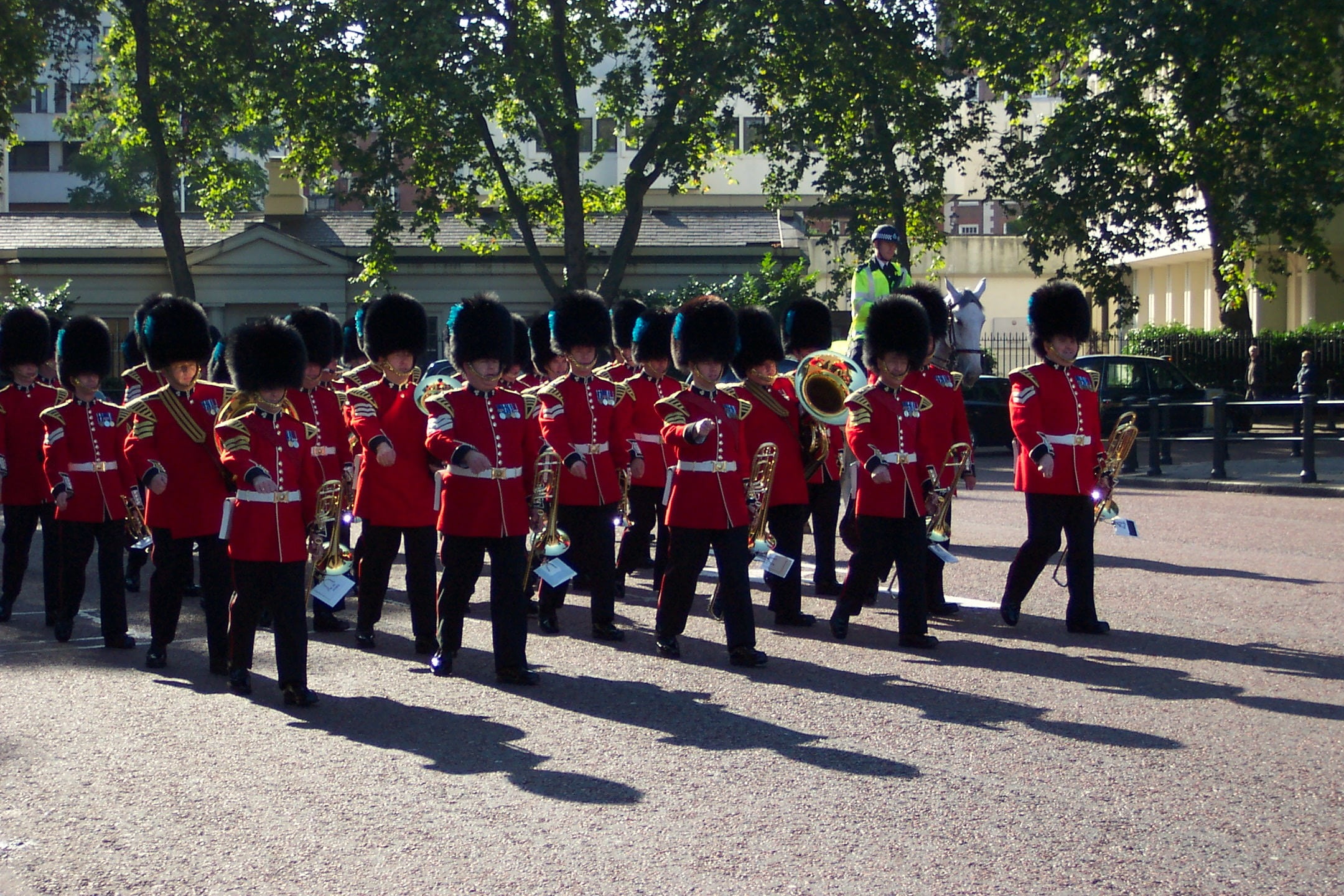outdoors, buckingham, men, people, marching band, day, event, english, architecture, large group of people, red, tree, clothing, marching, military, royal, HD Wallpaper