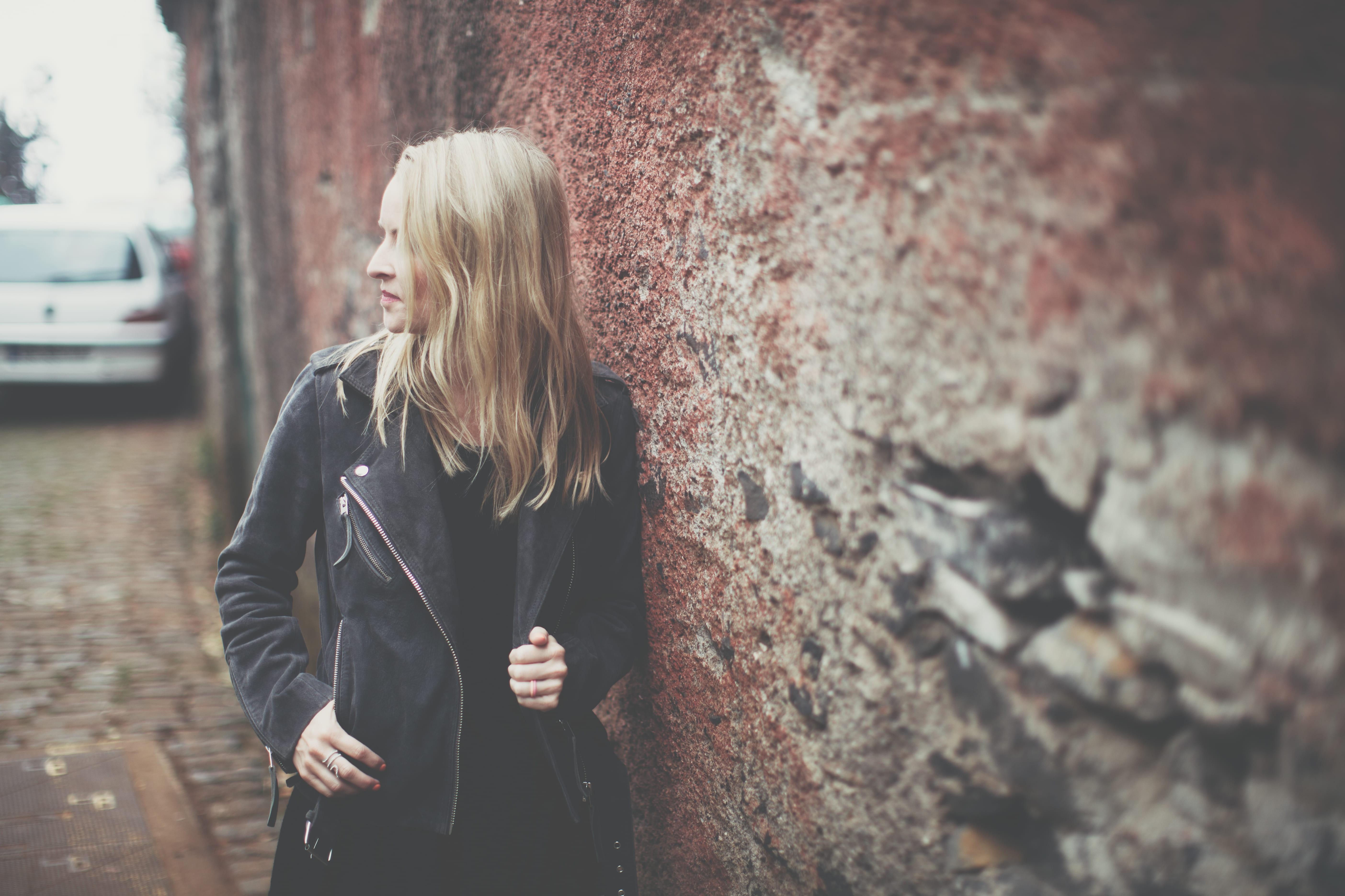 relaxing, blonde hair, side, lifestyles, europe, day, hairstyle, real people, leather, daytime, architecture, front view, long hair, focus on foreground, HD Wallpaper