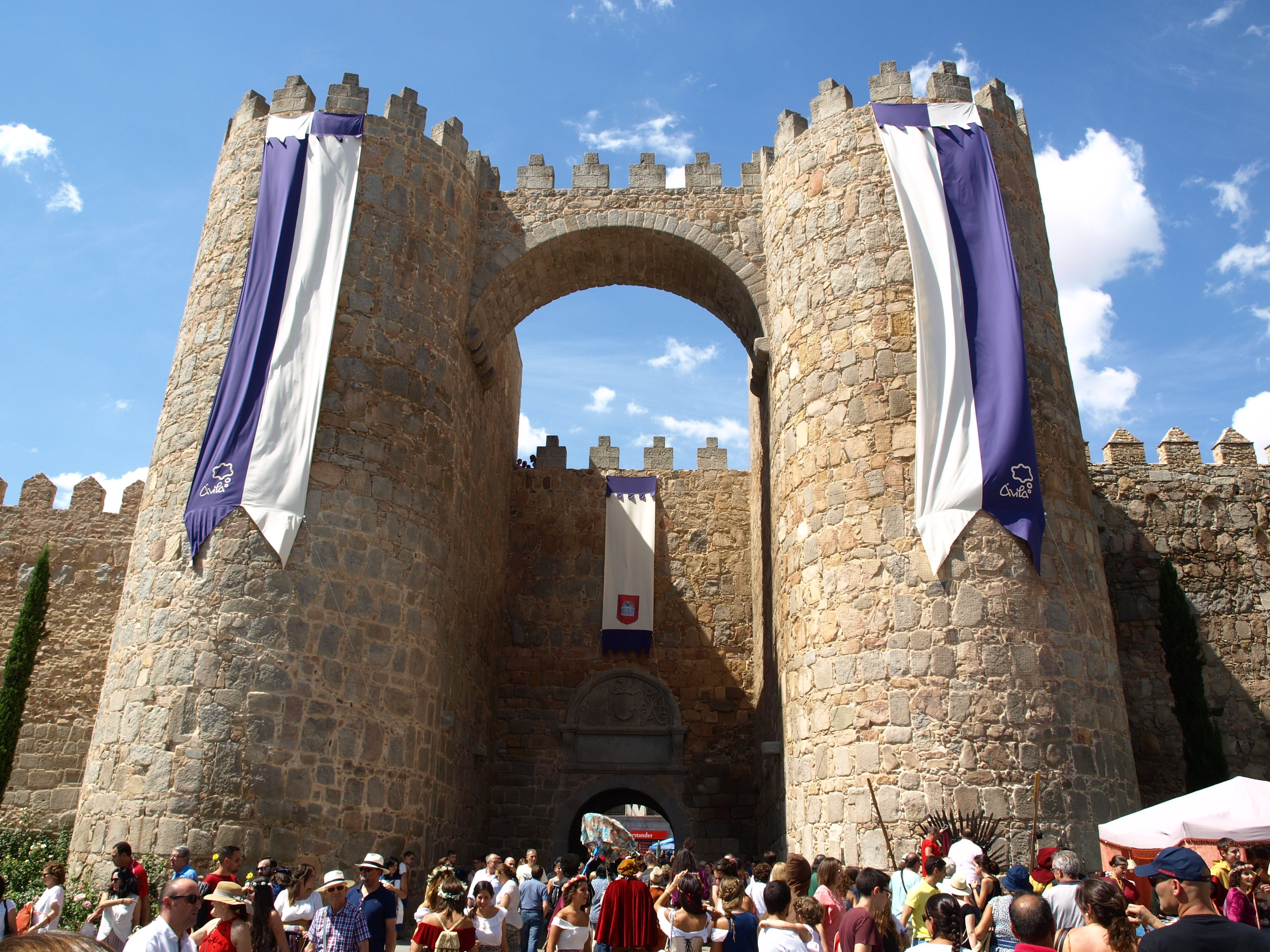 leisure activity, tourism, men, travel, carnival, sky, visit, arch, architecture, large group of people, crowd, the past, adult, spain, day, lifestyles, HD Wallpaper