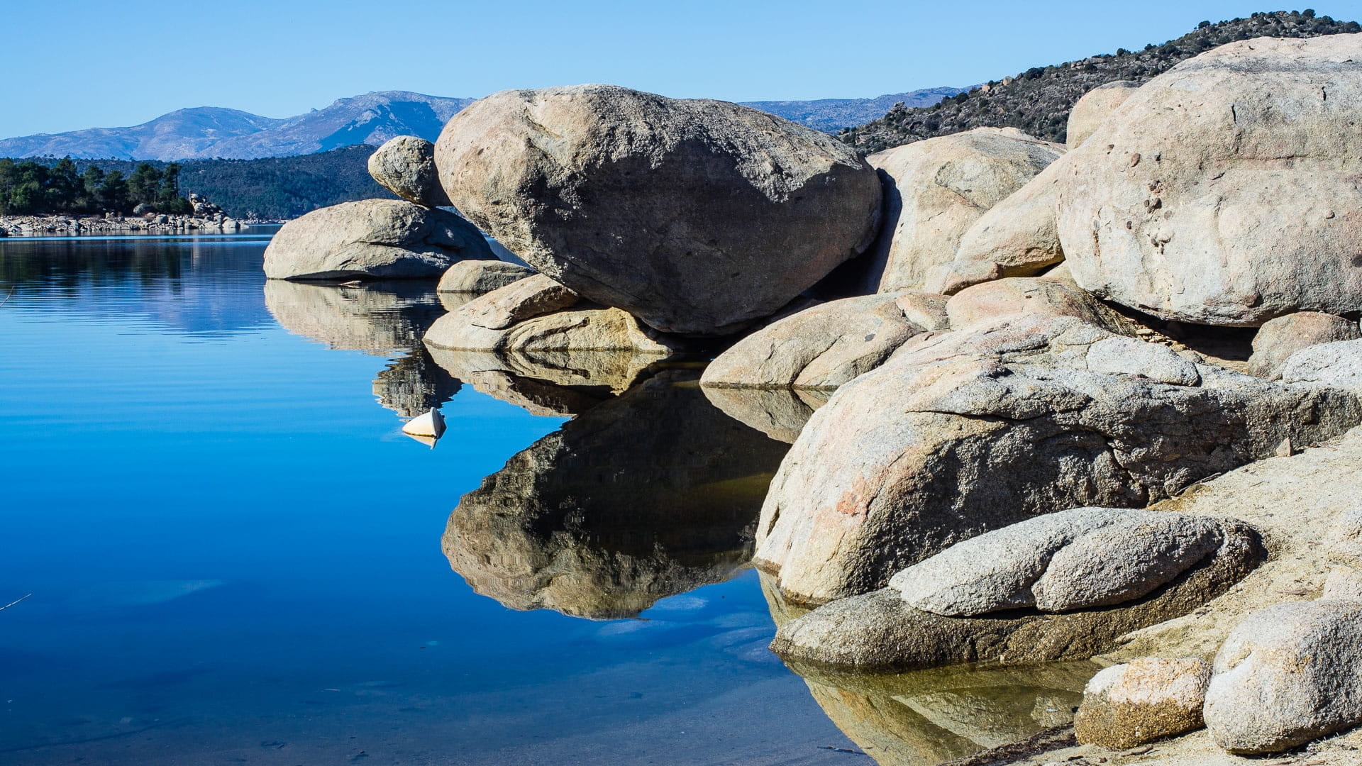 spain, one animal, scenics - nature, animal themes, water, stone, statue, sky, day, tranquil scene, fishing, avila, solid, beauty in nature, blue, rock formation, HD Wallpaper