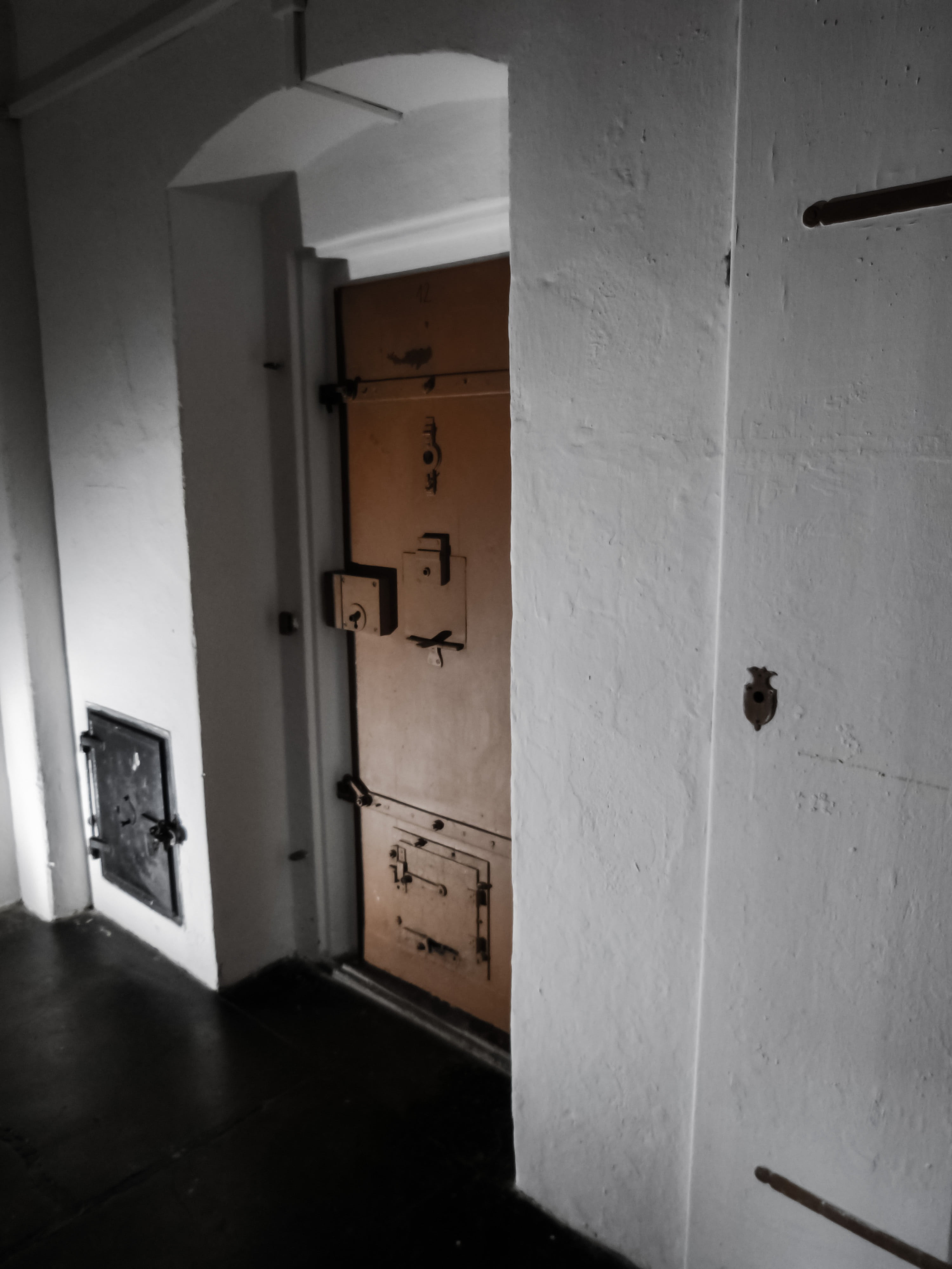 day, building, open, wall - building feature, prison cell, domestic room, communication, architecture, public restroom, text, entrance, indoors, absence, Phone HD Wallpaper