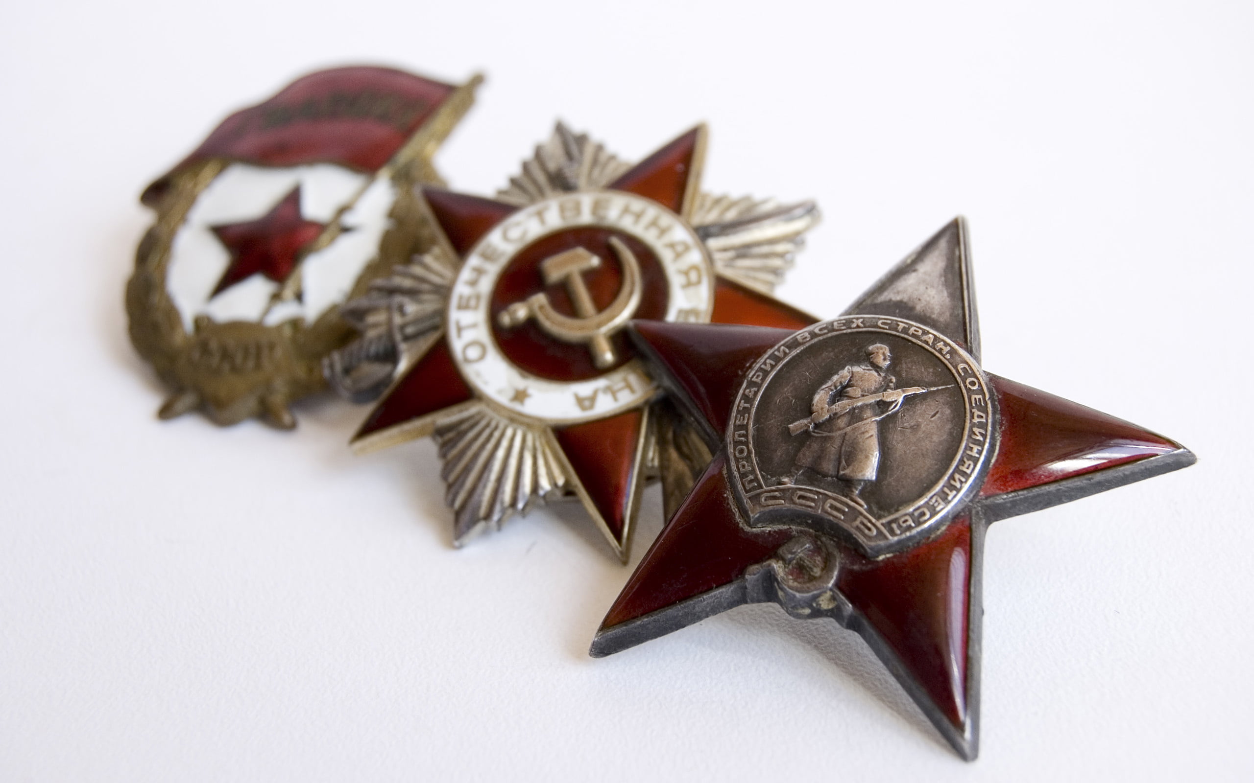 Red star, three, assorted, white background, history, Awards, no people, copy space, clock, WWII, time, close-up, the past, focus on foreground, 2K, order, HD Wallpaper