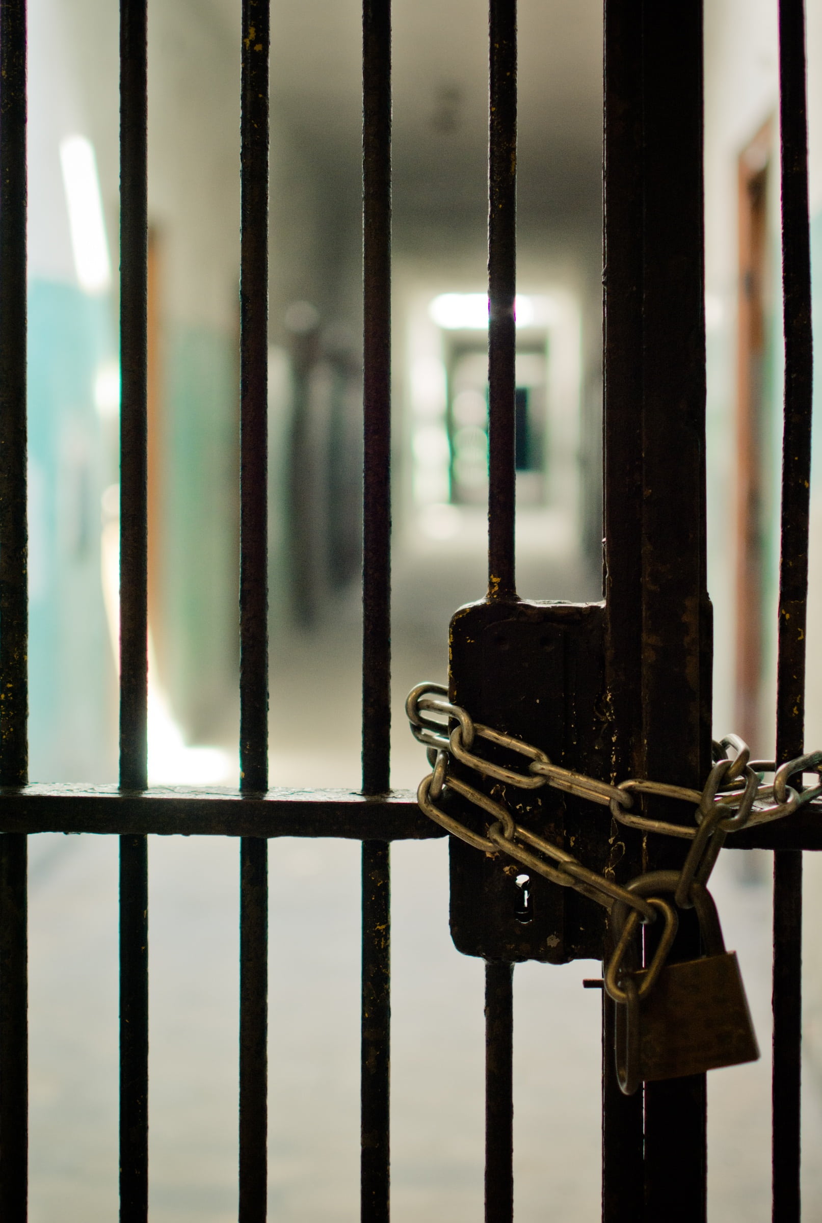 memorial, 1080P, blocked, chain, close-up, protection, building, konzentrationslager, lock, punishment, input, crime, architecture, prison, iron railings, Phone HD Wallpaper
