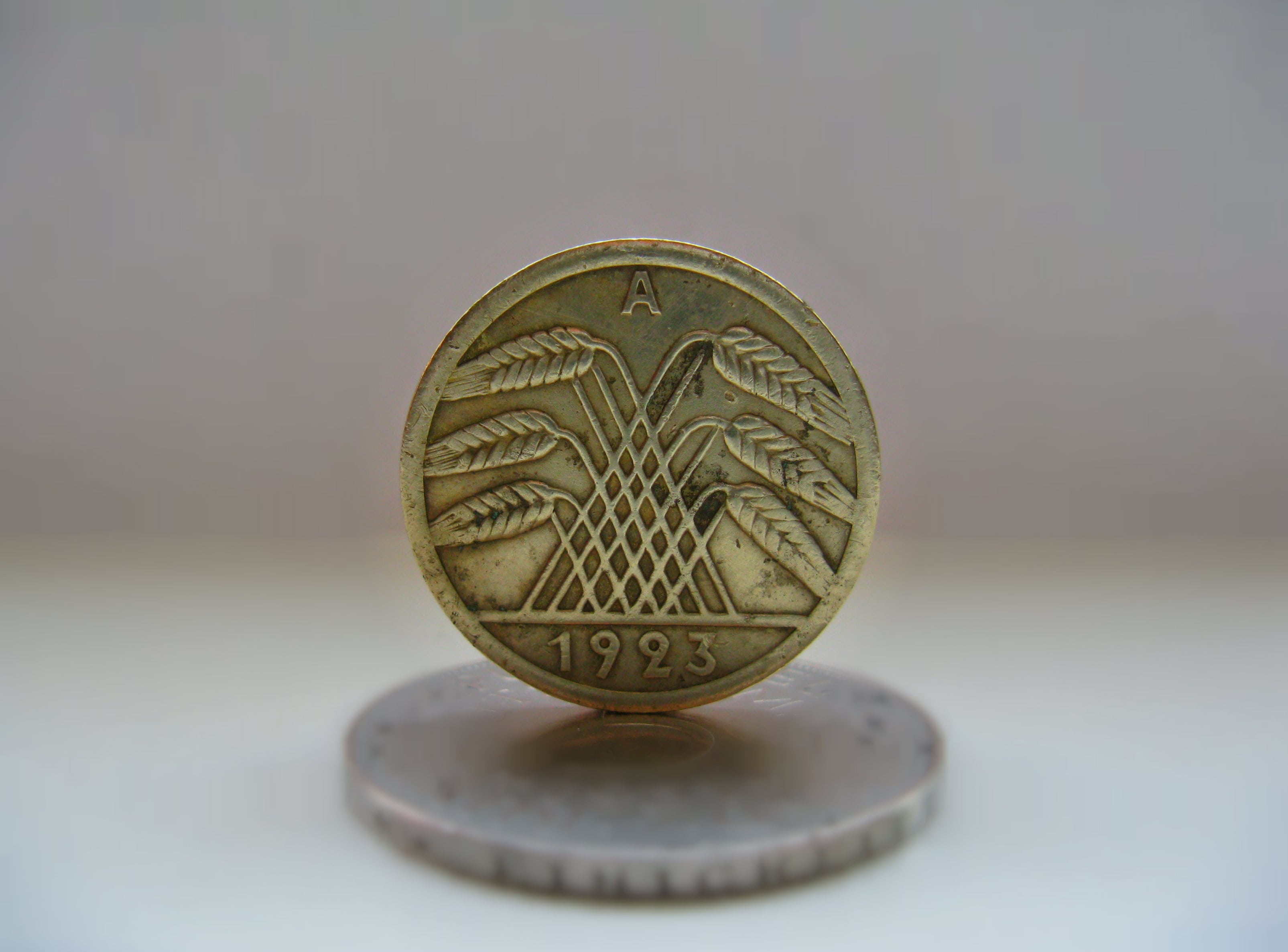 pattern, antique, economy, wealth, single object, brass, circle, studio shot, 2K, historically, finance, business, currency, no people, indoors, pensions, HD Wallpaper