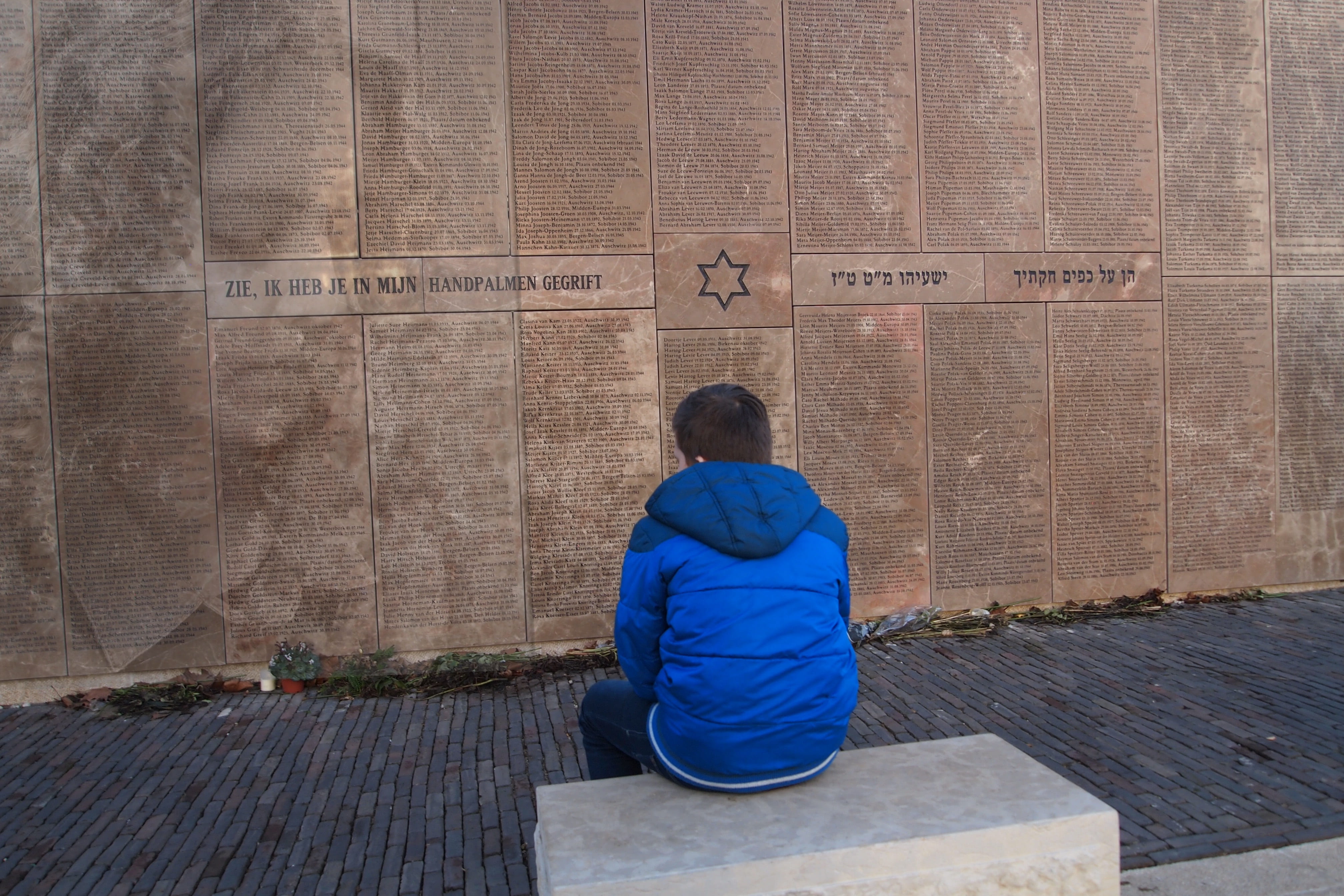 hood, sitting, second world war, jacket, monument, men, day, outdoors, commemorate, one person, lifestyles, boy, casual clothing, built structure, women, HD Wallpaper