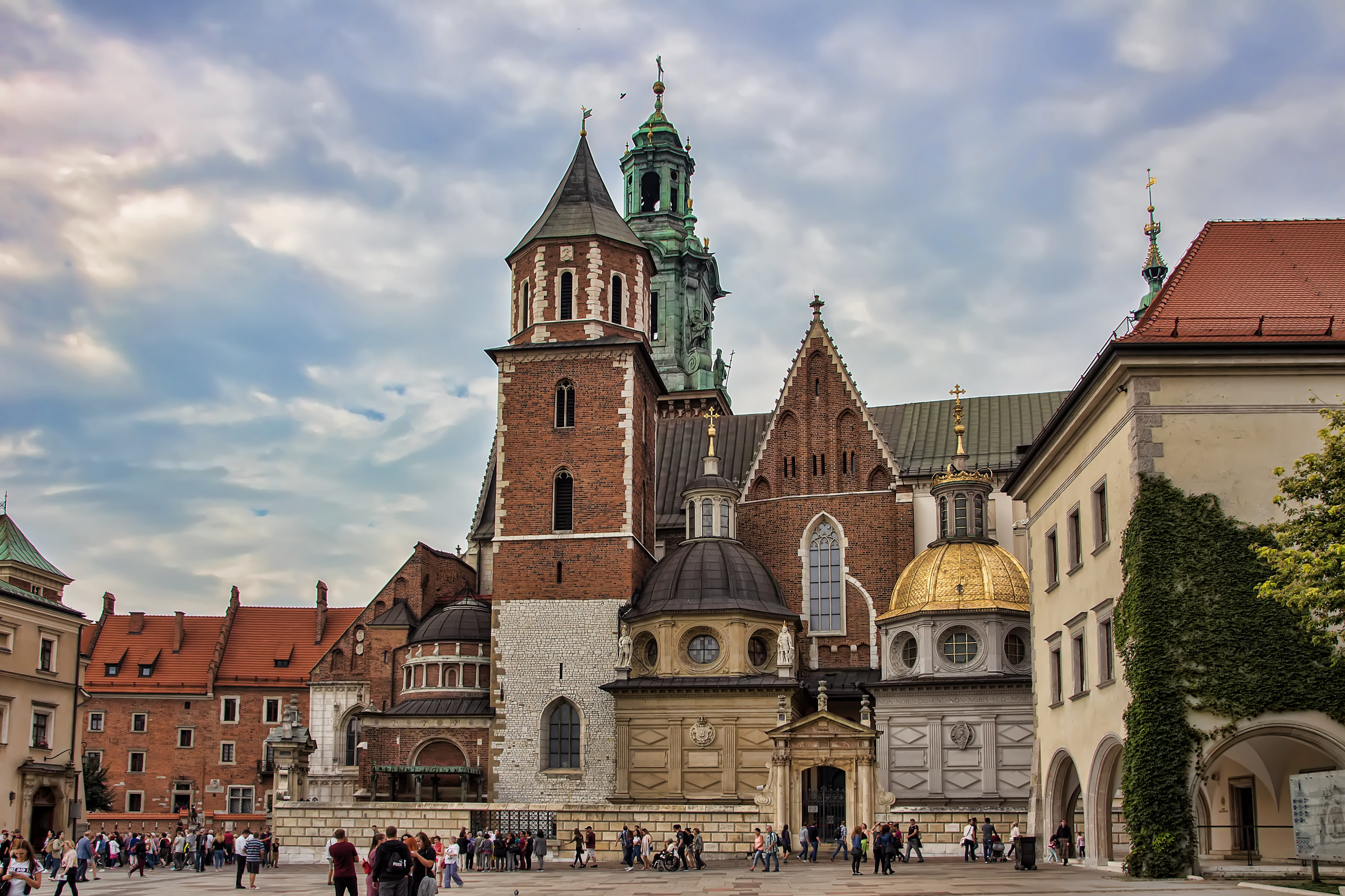 tourism, built structure, spirituality, sky, tower, history, belief, wawel, group of people, outdoors, monument, cloud - sky, architecture, spire, poland, HD Wallpaper