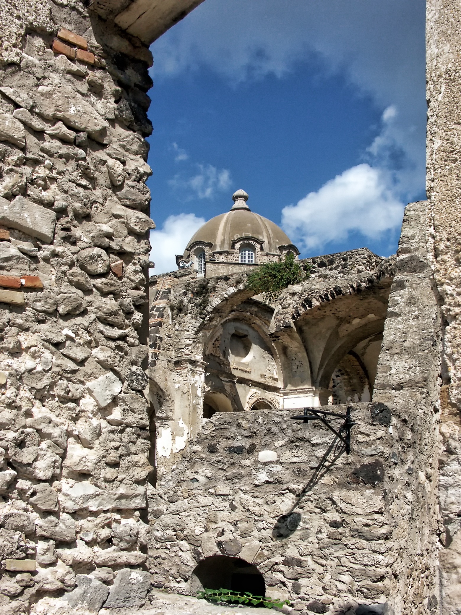 italy, dome, religion, day, building, the past, low angle view, ruined, 1080P, arch, architecture, nature, impressions, place of worship, old, ischia, Phone HD Wallpaper