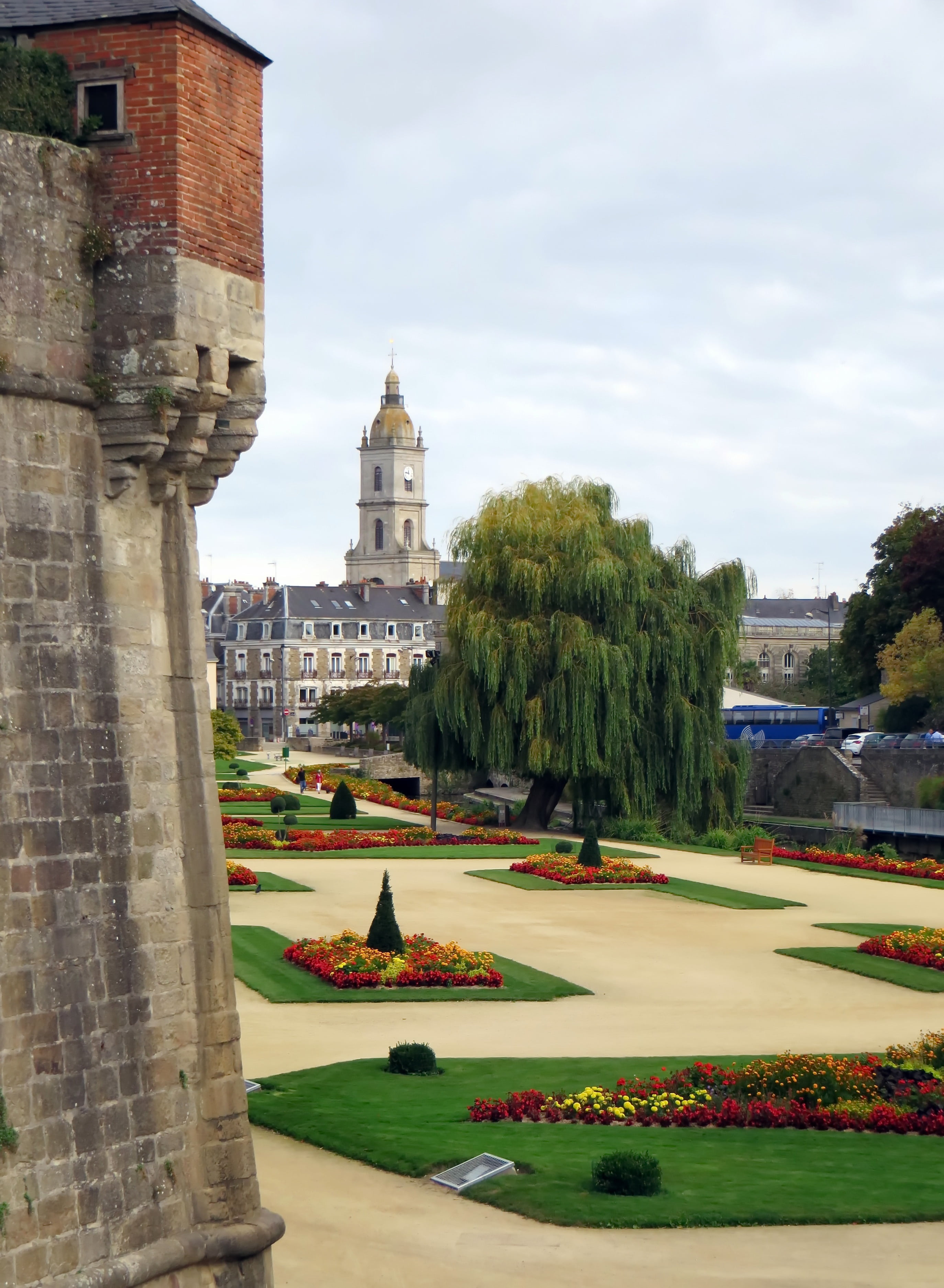tourist site, 2K, nature, flowering plant, old, travel, sky, no people, valves, machicolation, travel destinations, the past, gardens, plant, outdoors, Phone HD Wallpaper