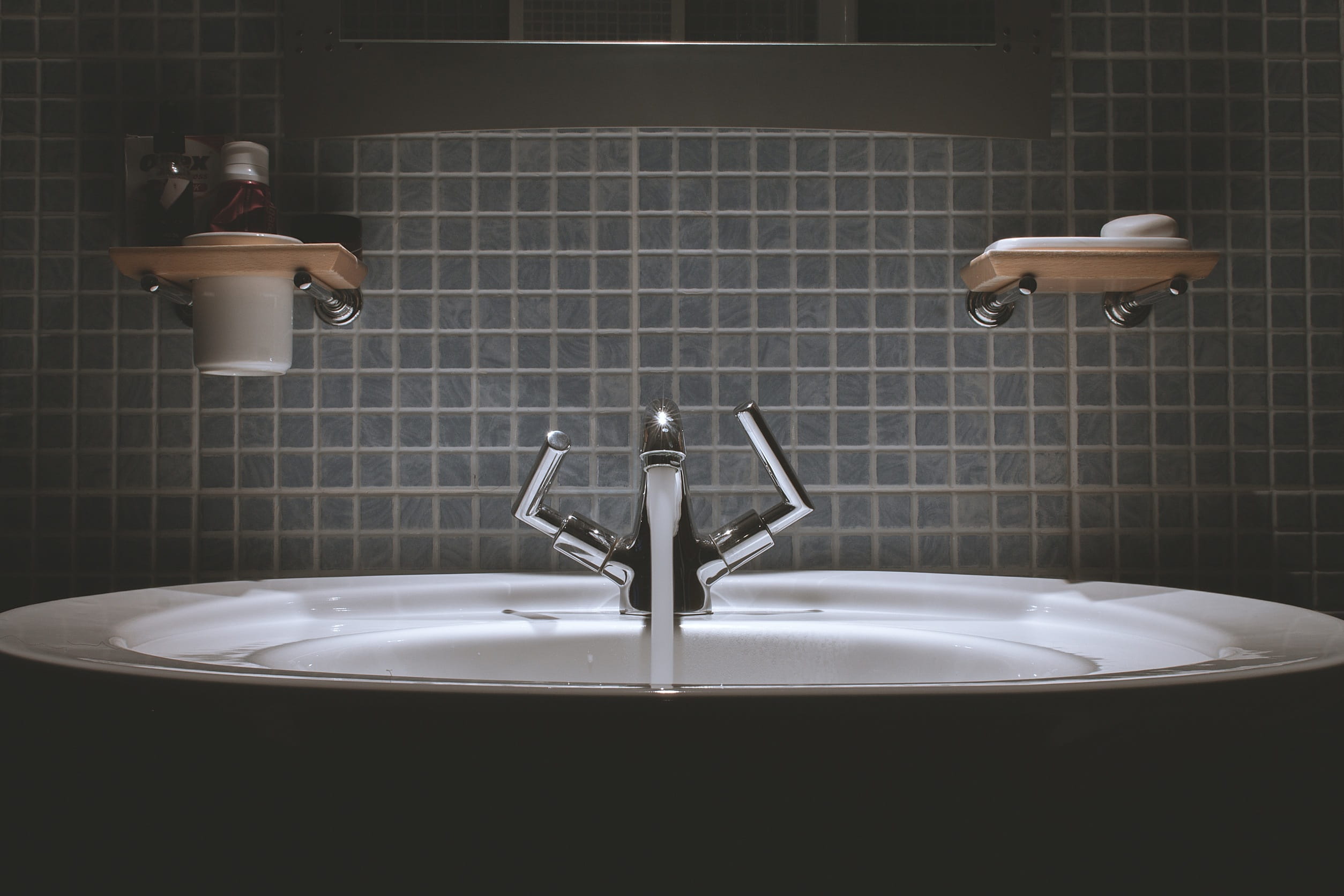 white, no People, toothpaste, domestic room, room, indoors, white color, metal, bathroom, mirror, bathtub, bath, sink, backsplash, modern, chrome, tub, HD Wallpaper