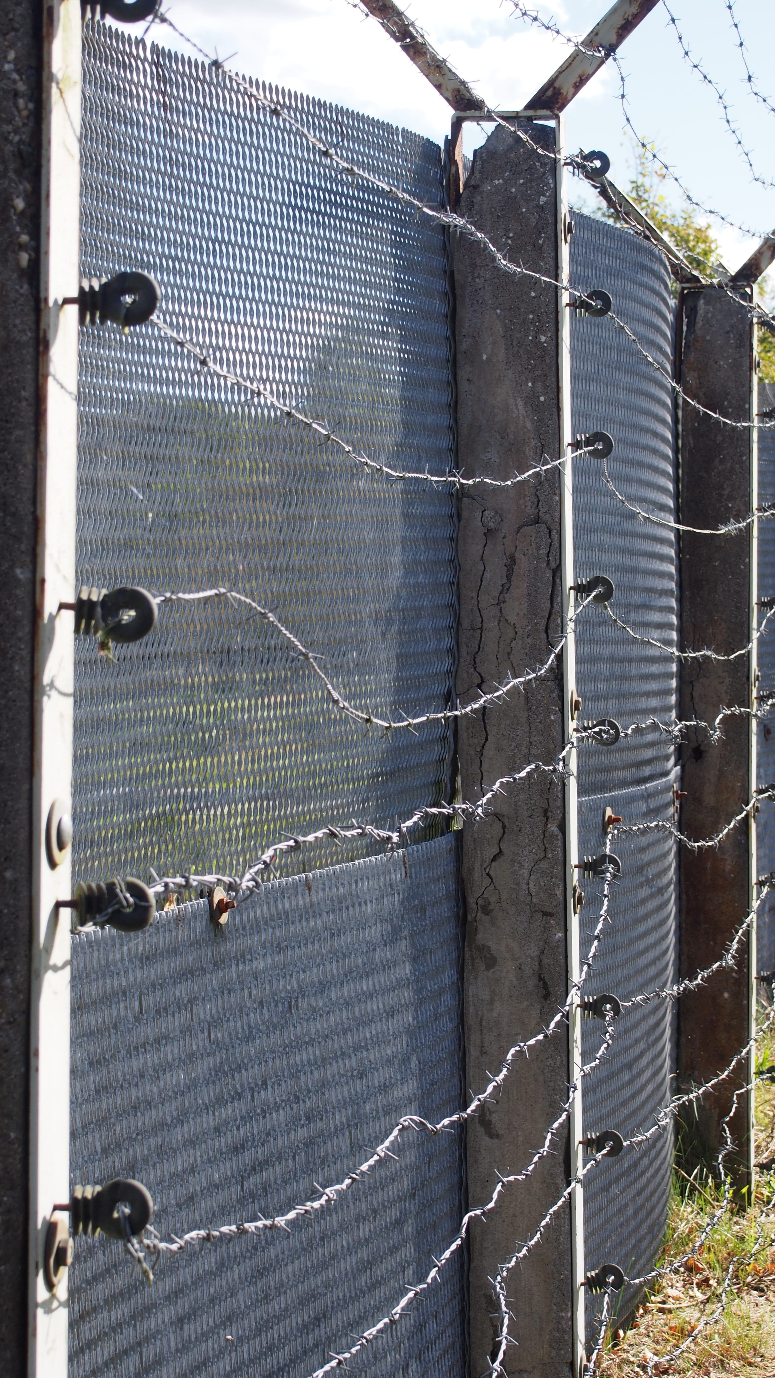 metal, damaged, safety, barbed wire, close-up, built structure, barrier, cross fence, day, no people, architecture, ddr, boundary, old, nature, 4K, outdoors, Phone HD Wallpaper