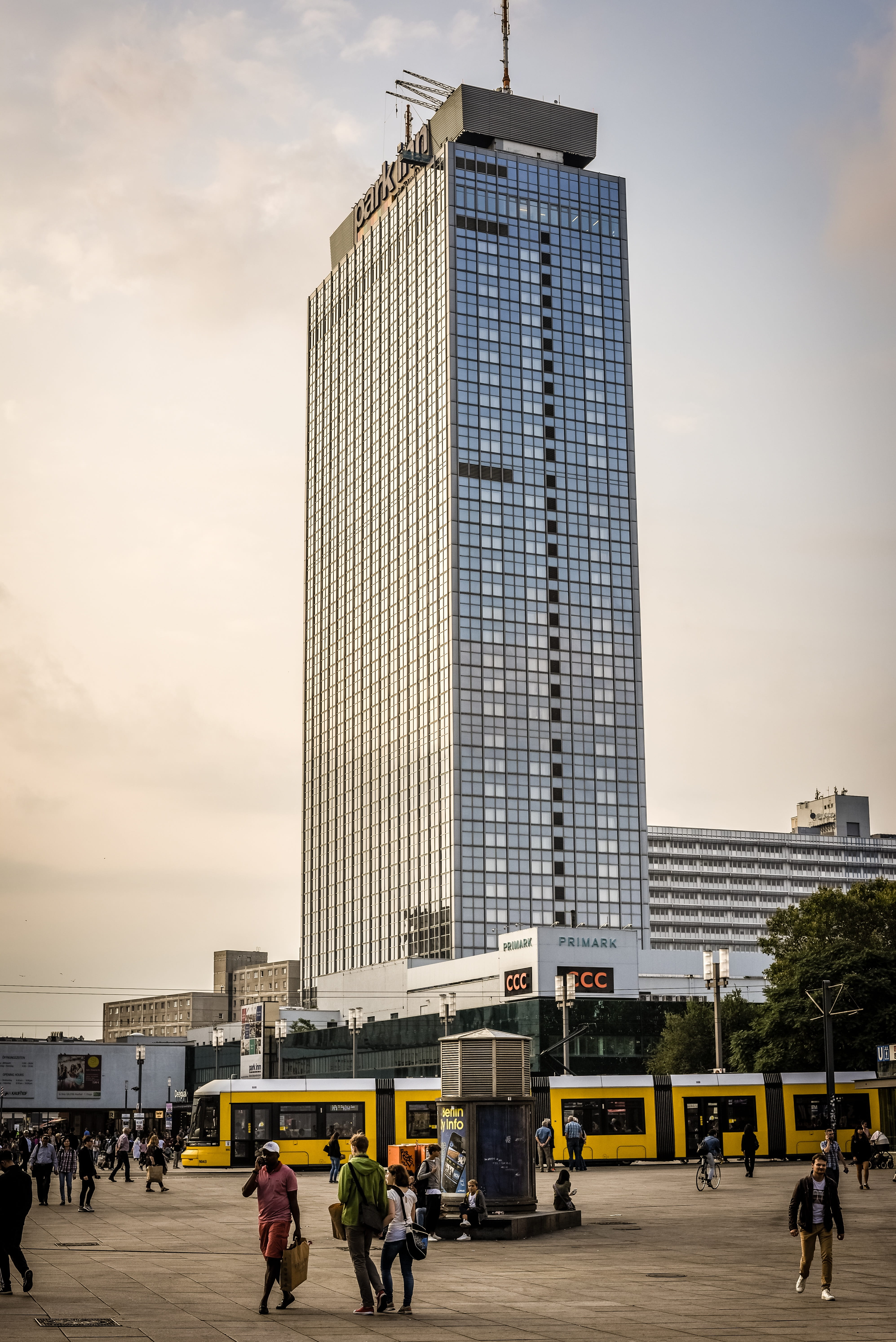 5K, landmark, outdoors, germany, town, architecture, skyscraper, large group of people, built structure, city life, sky, tall - high, destinations, travel, Phone HD Wallpaper