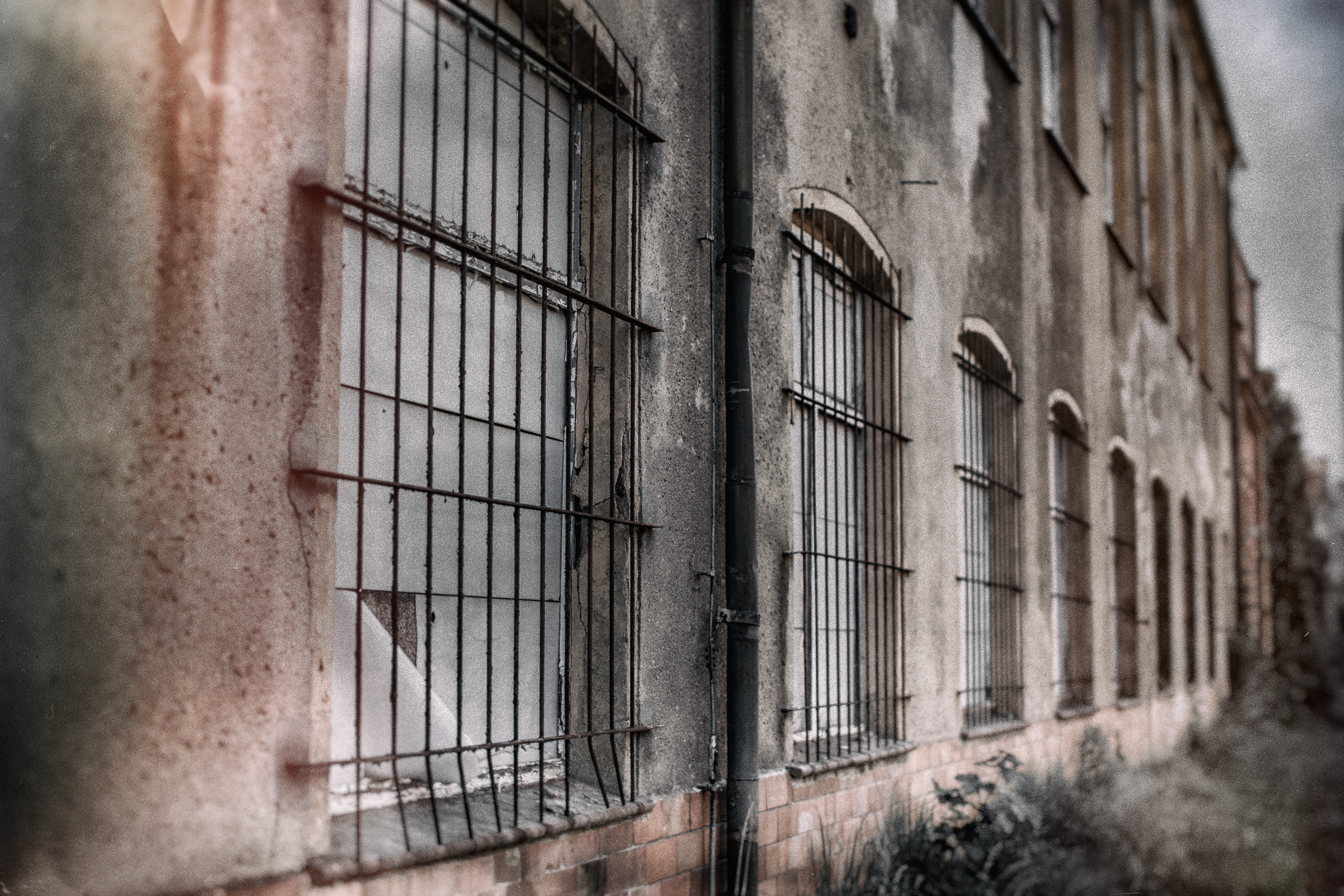 old, lost place, outdoors, building exterior, abandoned, ruined, metal grilled windows, German Democratic Republic, GDR, punishment, germany, jail, no people, HD Wallpaper