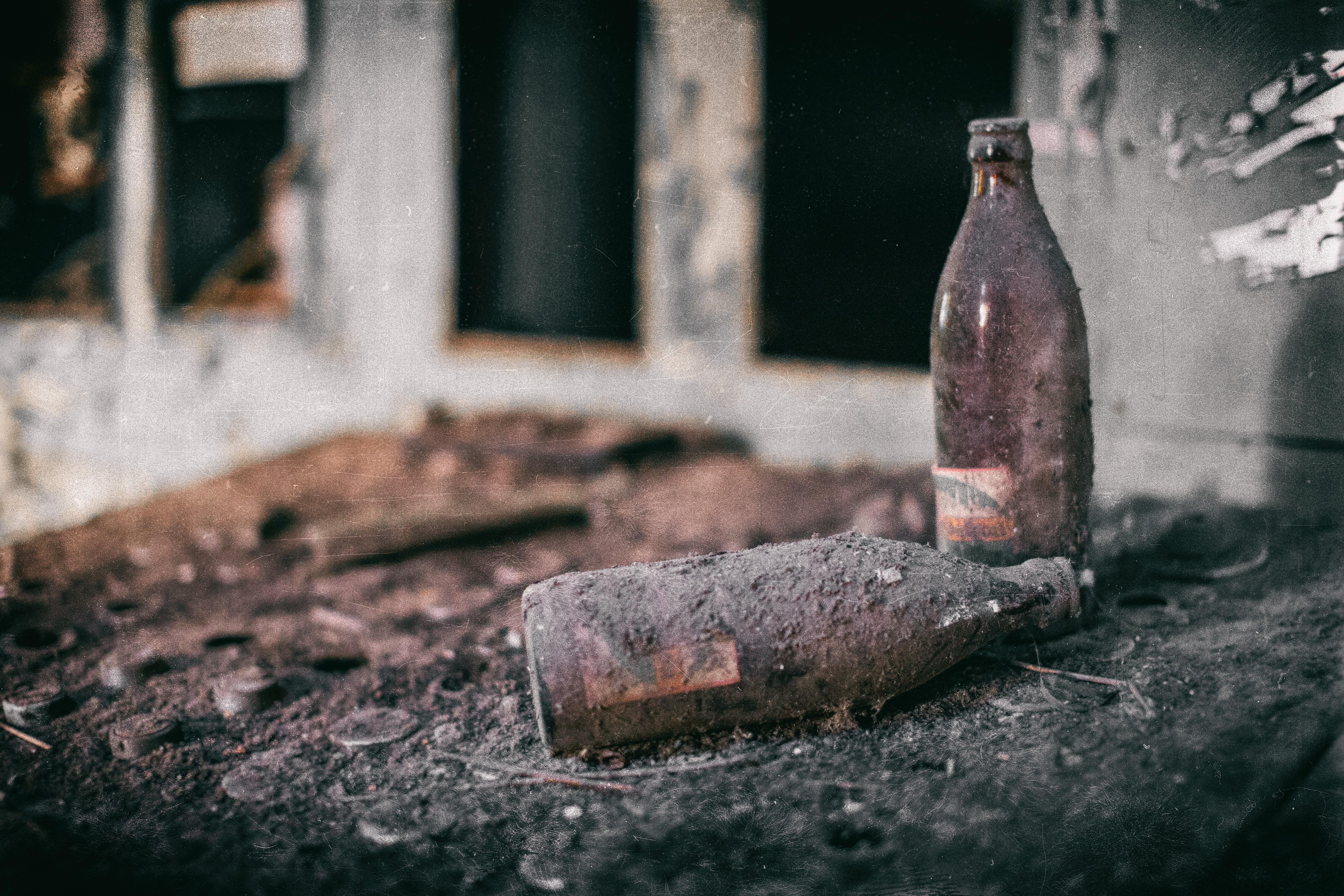 selective focus, two, beer, metal, pop bottle, obsolete, photography, bottle, animal, beverage, rusty, brown, urban exploration, no people, wood - material, HD Wallpaper