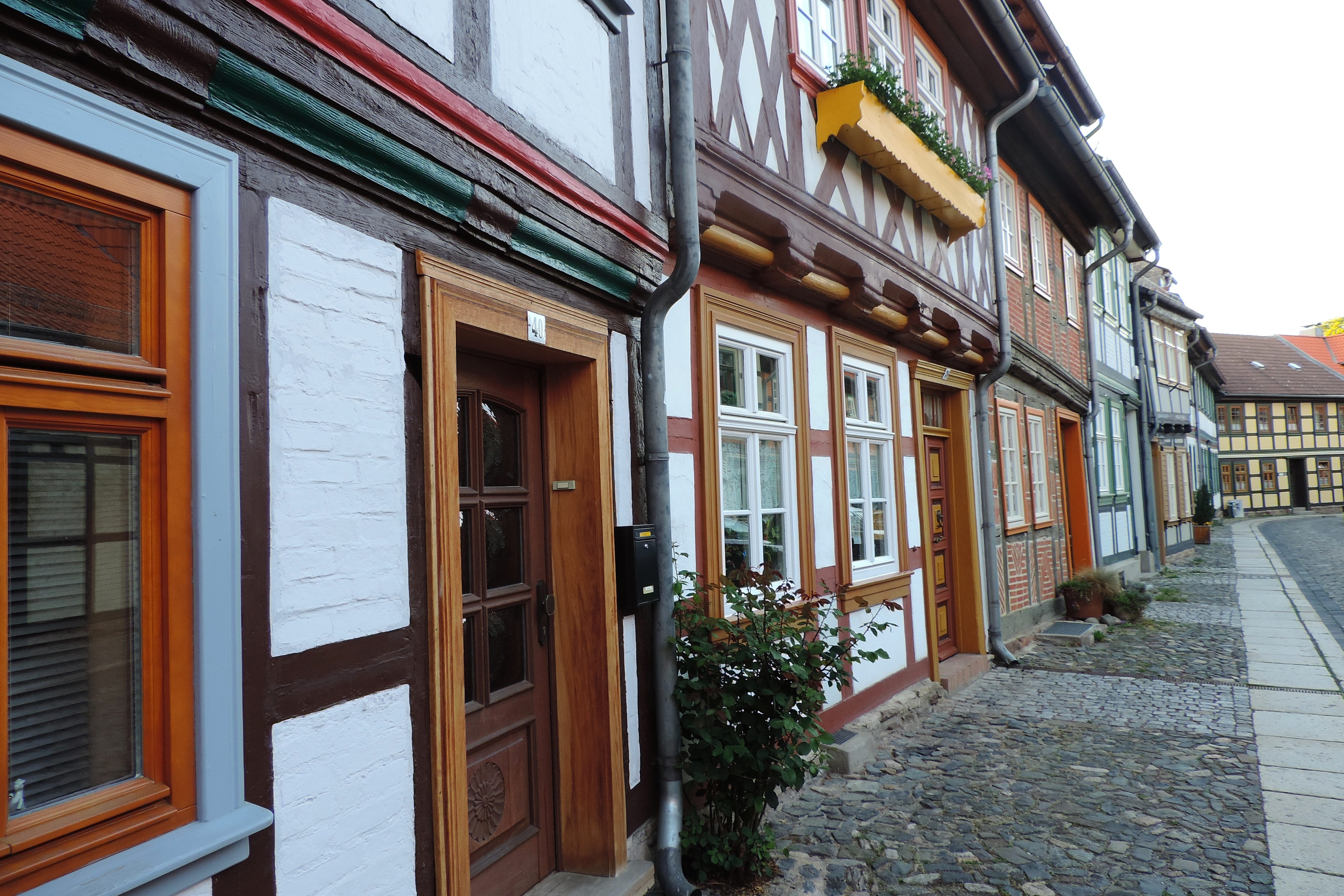 window, residential district, outdoors, row house, house, historic center, footpath, city, truss, building exterior, door, building, street, day, cobblestone, HD Wallpaper