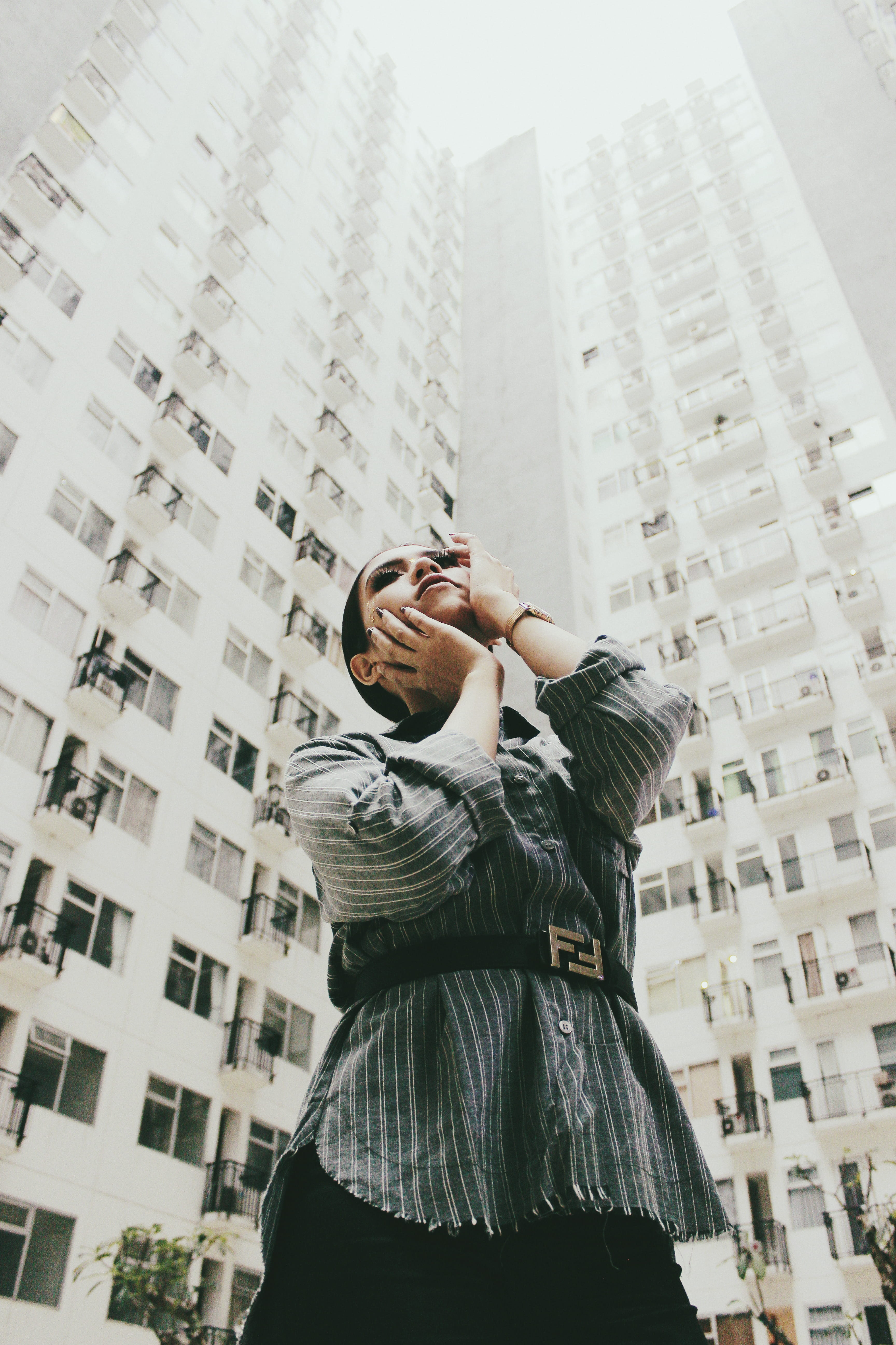 photographer, one person, outdoors, town, pedestrian, leather, focus, building exterior, photo, belt, real people, portrait, built structure, neighborhood, Phone HD Wallpaper