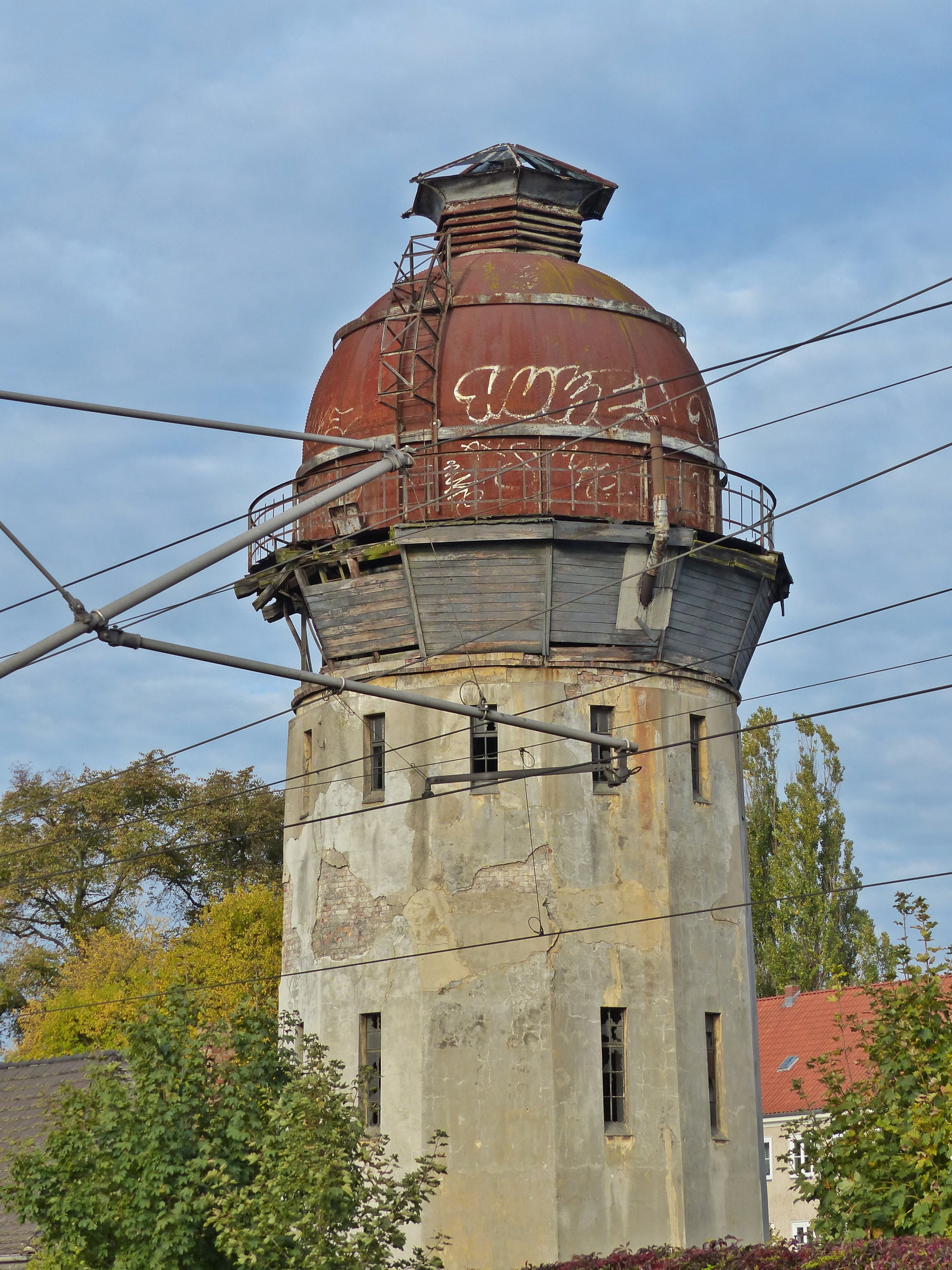 built structure, power line, low angle view, power supply, decay, red, 4K, plant, building exterior, water tower, tower, lapsed, nature, storage tank, Phone HD Wallpaper