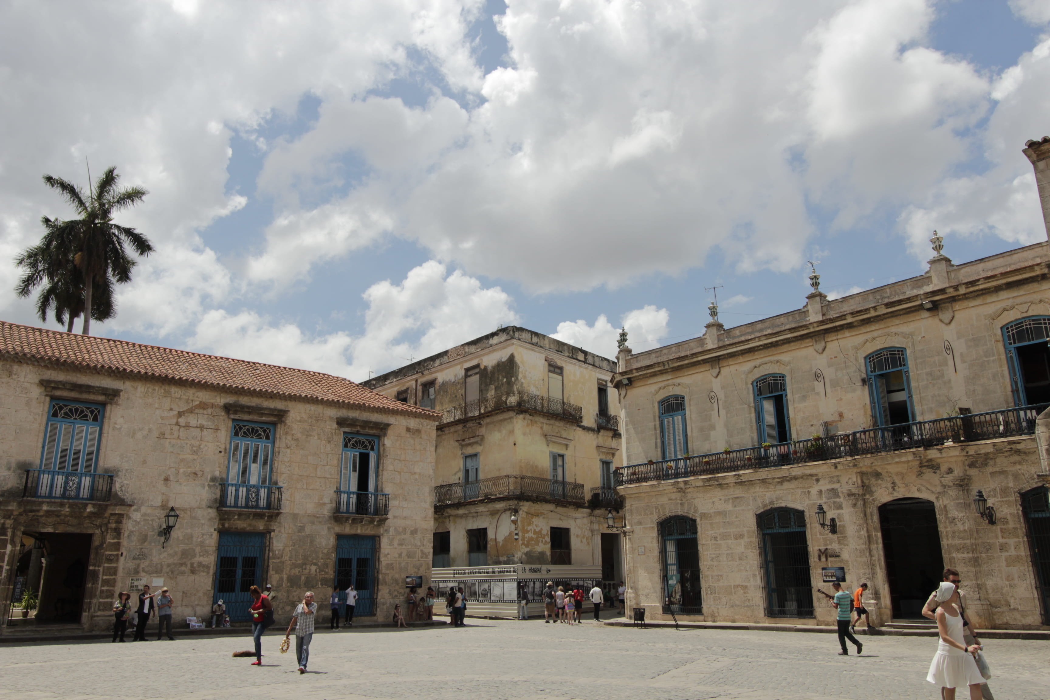 nature, men, day, castle, sky, walking, incidental people, clouds, outdoors, low angle view, group of people, habana, architecture, window, transportation, HD Wallpaper
