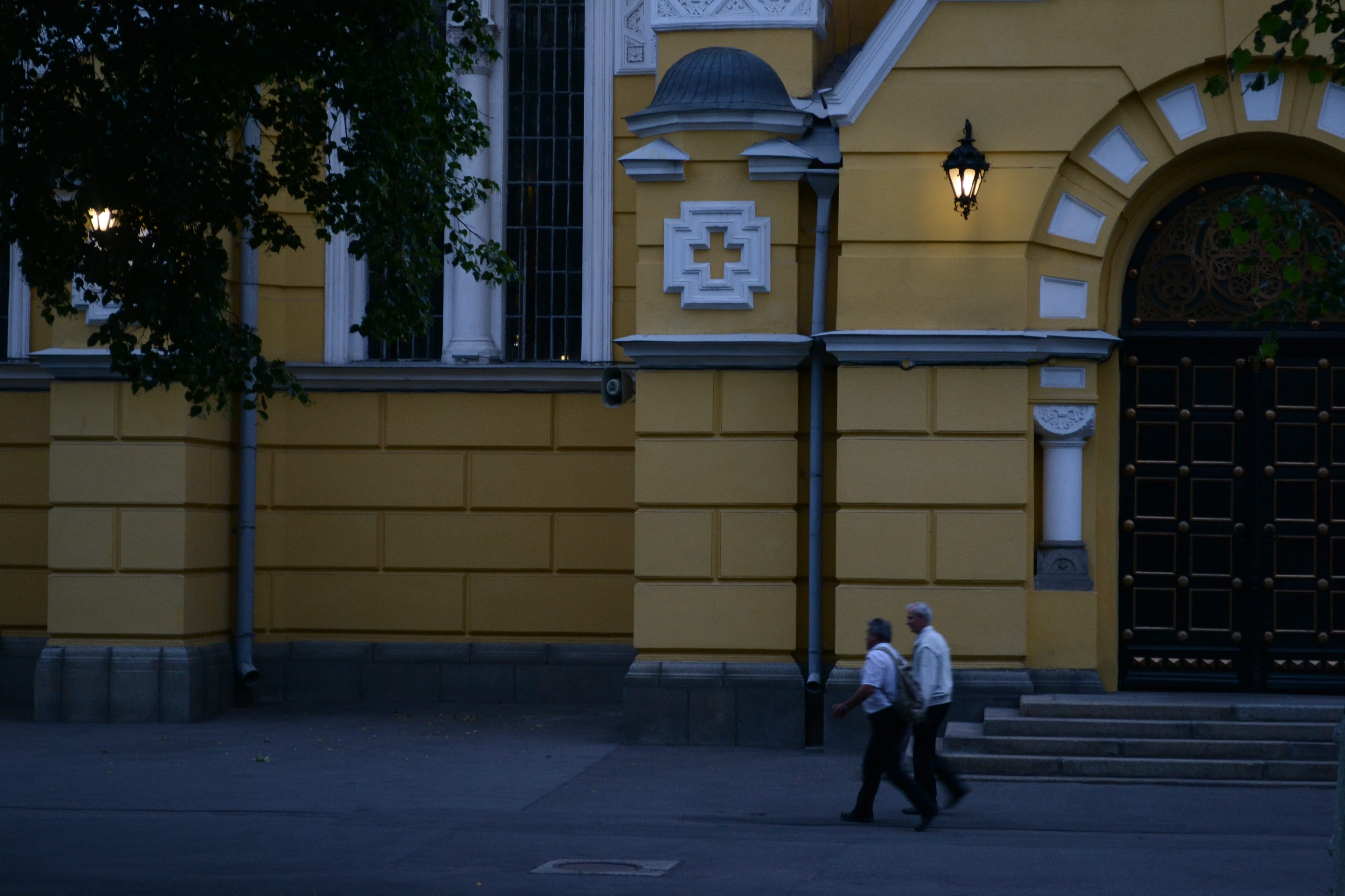 rear view, building exterior, door, men, street, city, ukraine, light, women, lighting equipment, tarasa shevchenko boulevard, wall, volodymyr church, building, HD Wallpaper