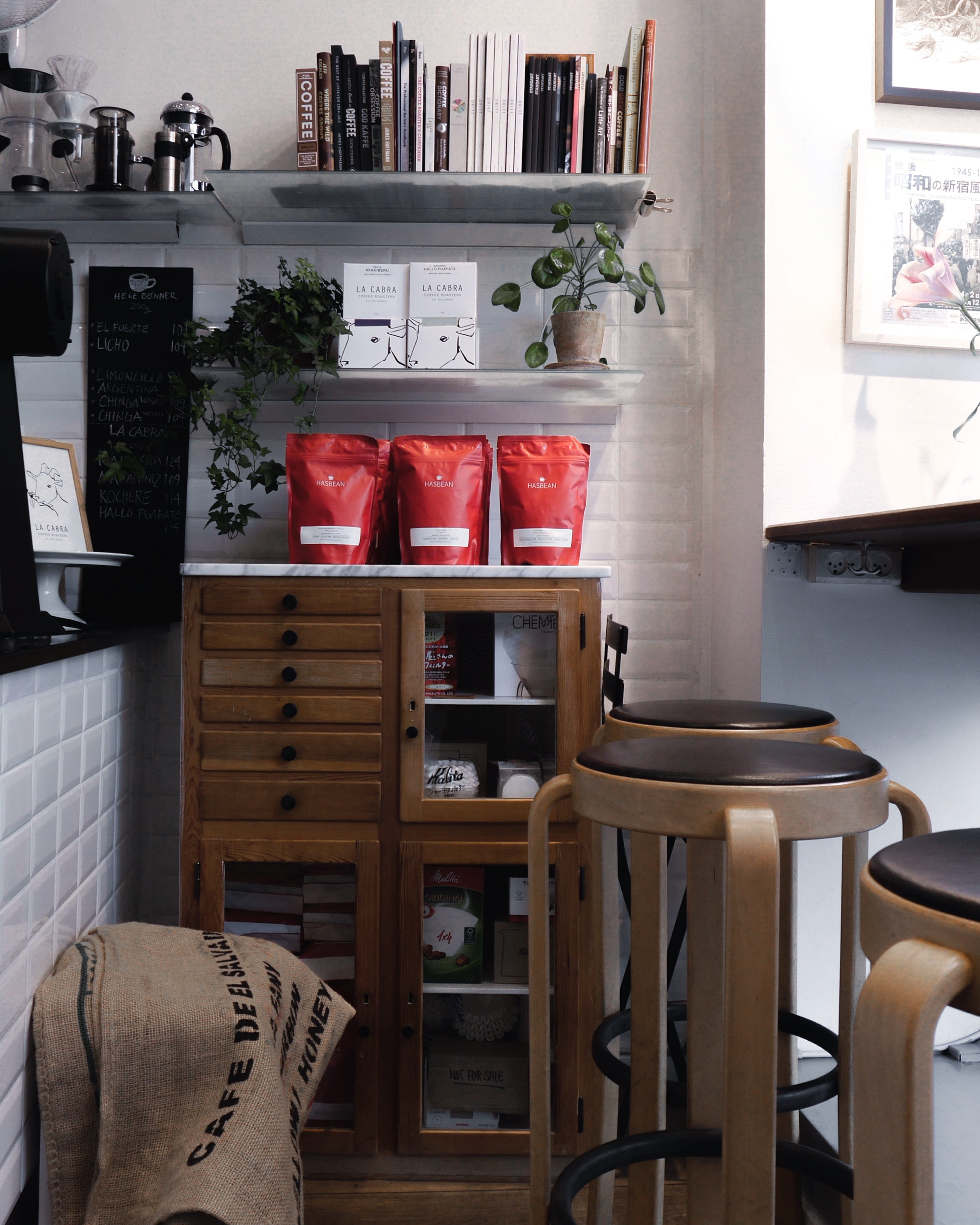 furniture, no people, collection, bookshelf, 2K, coffee, in a row, absence, seat, variation, day, indoors, choice, table, coffeebeans, large group of objects, Phone HD Wallpaper