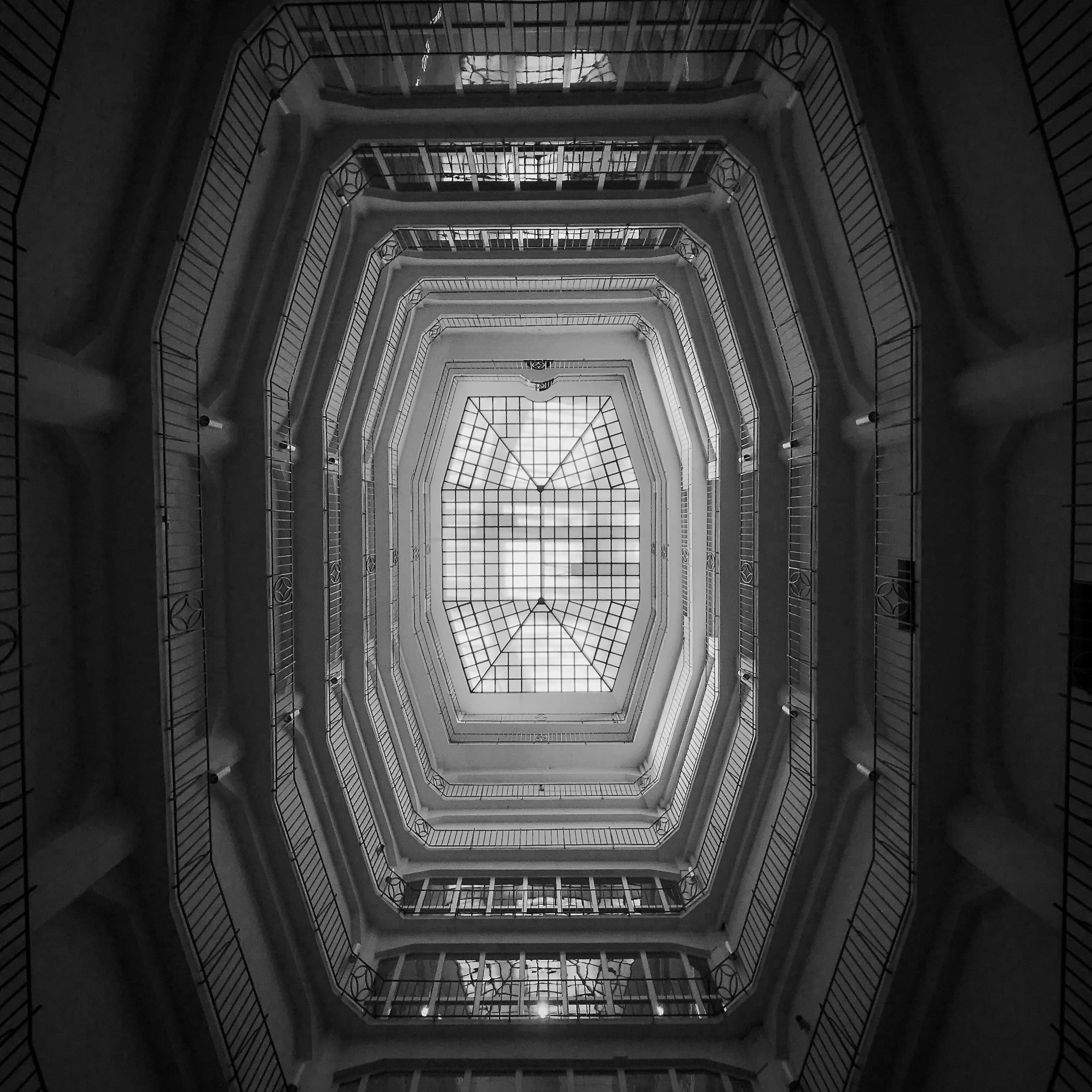 no people, low angle view, photography, interior, concentric, skylight, inside, ceiling, design, lookingup, hauptzollamt munich - finanzkontrolle schwarzarbeit, Phone HD Wallpaper