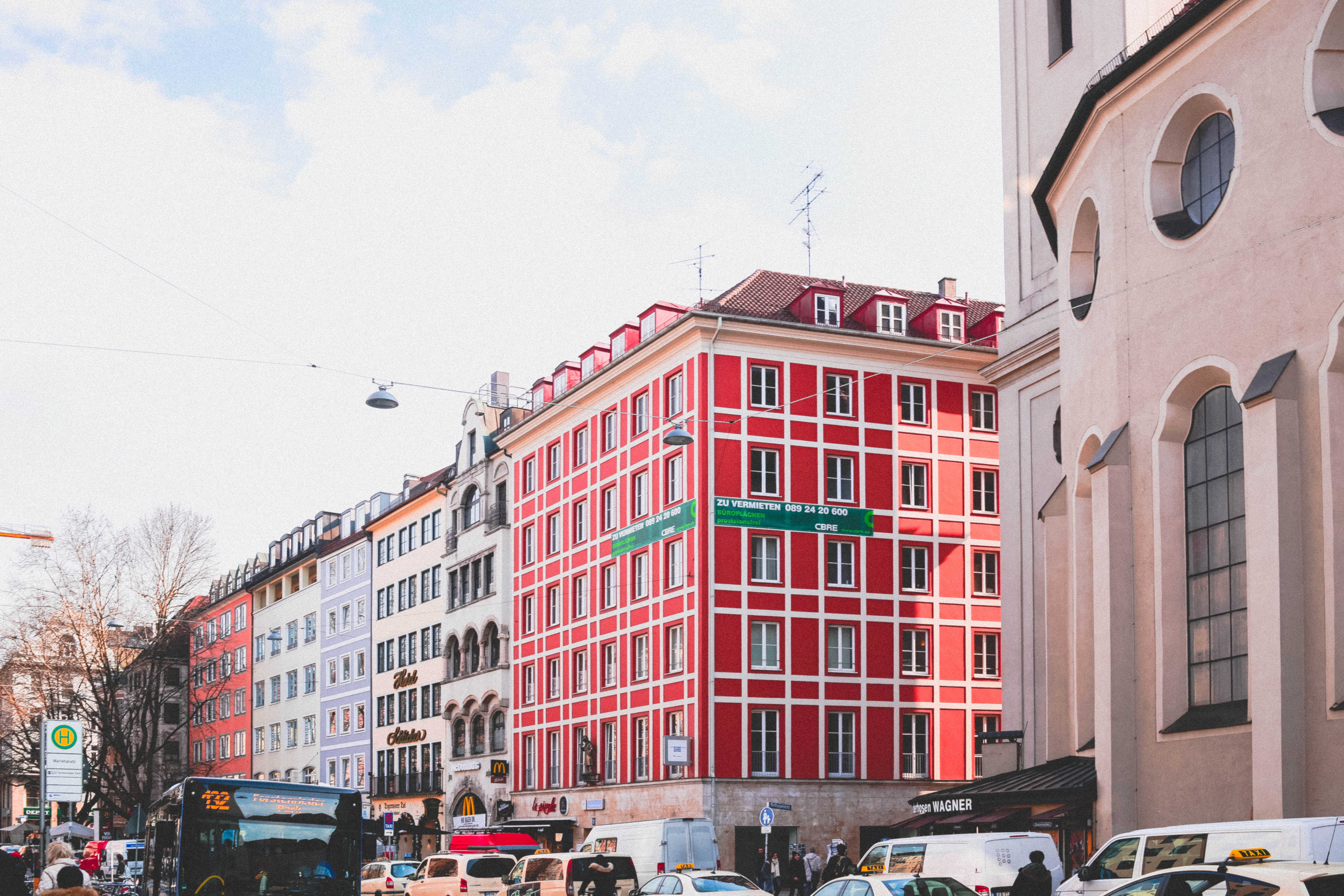 arquitetura, cityscape, transportation, buildings, land vehicle, europe, road, city, built structure, town, city life, nature, city street, street, lines, HD Wallpaper