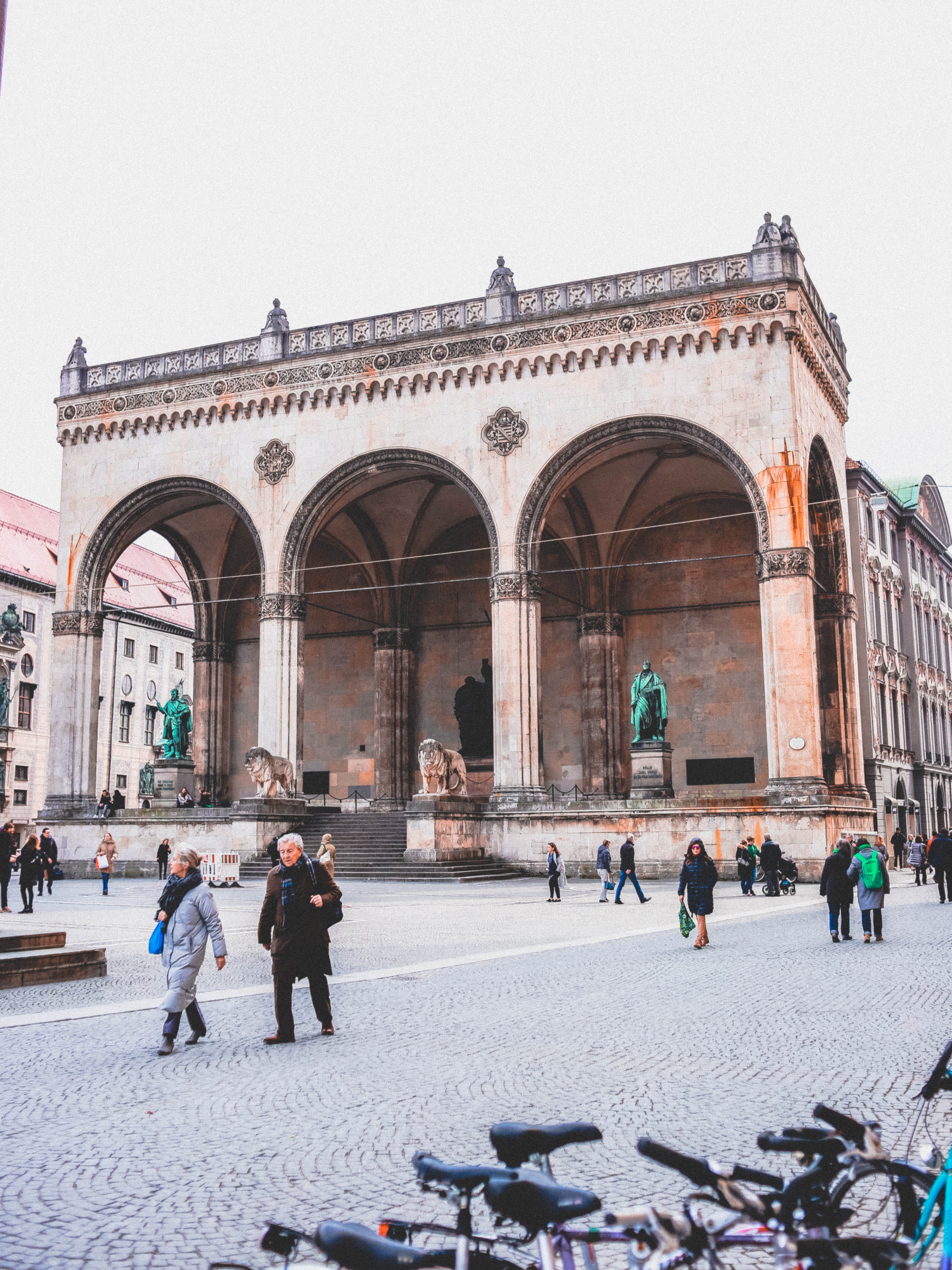 arch, lines, composition, house, built structure, group of people, day, building exterior, munich, clear sky, large group of people, cityscape, europe, Phone HD Wallpaper