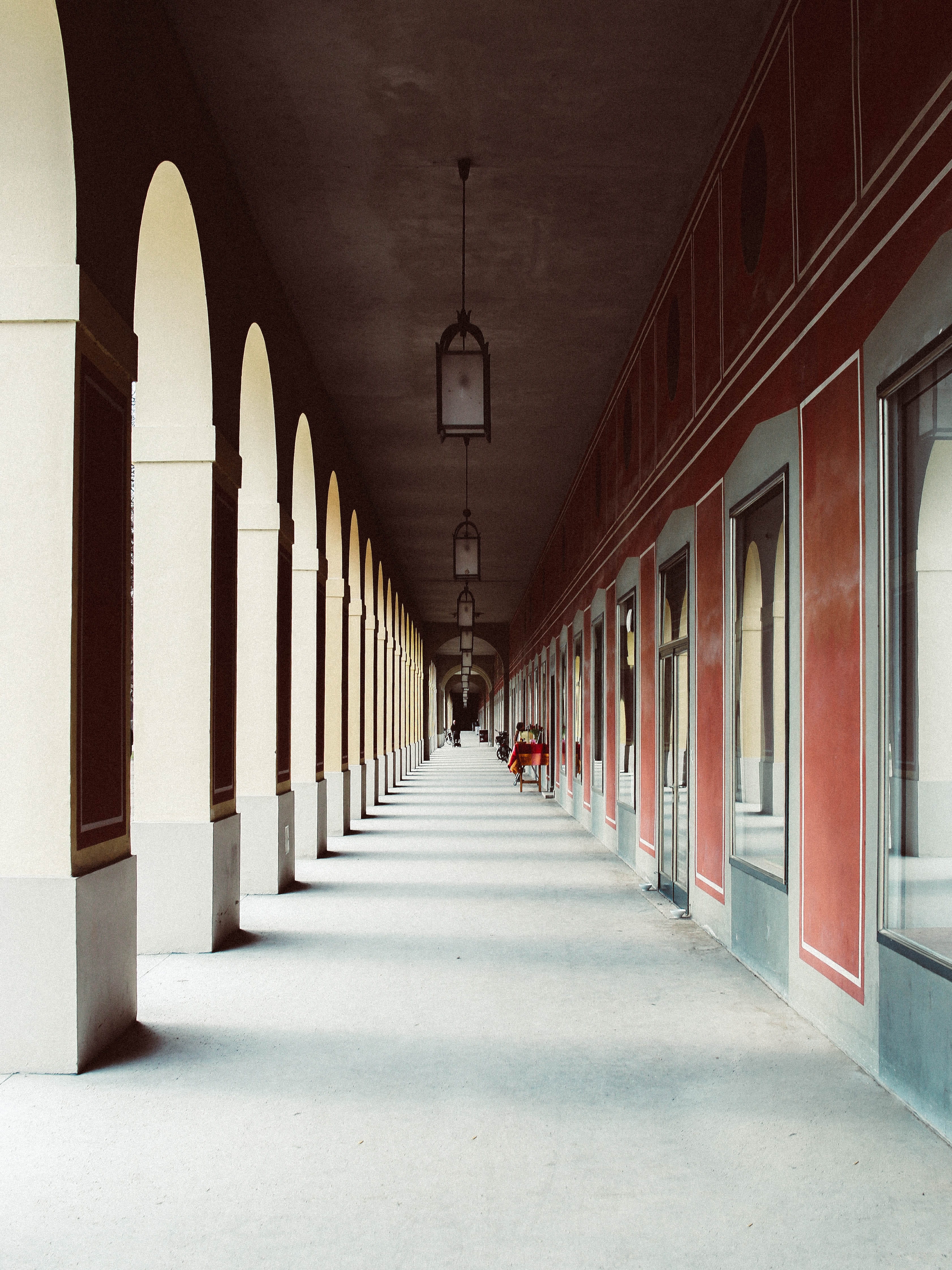 architecture, the way forward, in a row, diminishing perspective, lookingup, arch, built structure, colonnade, 4K, lines, architexture, cities, town, no people, Phone HD Wallpaper