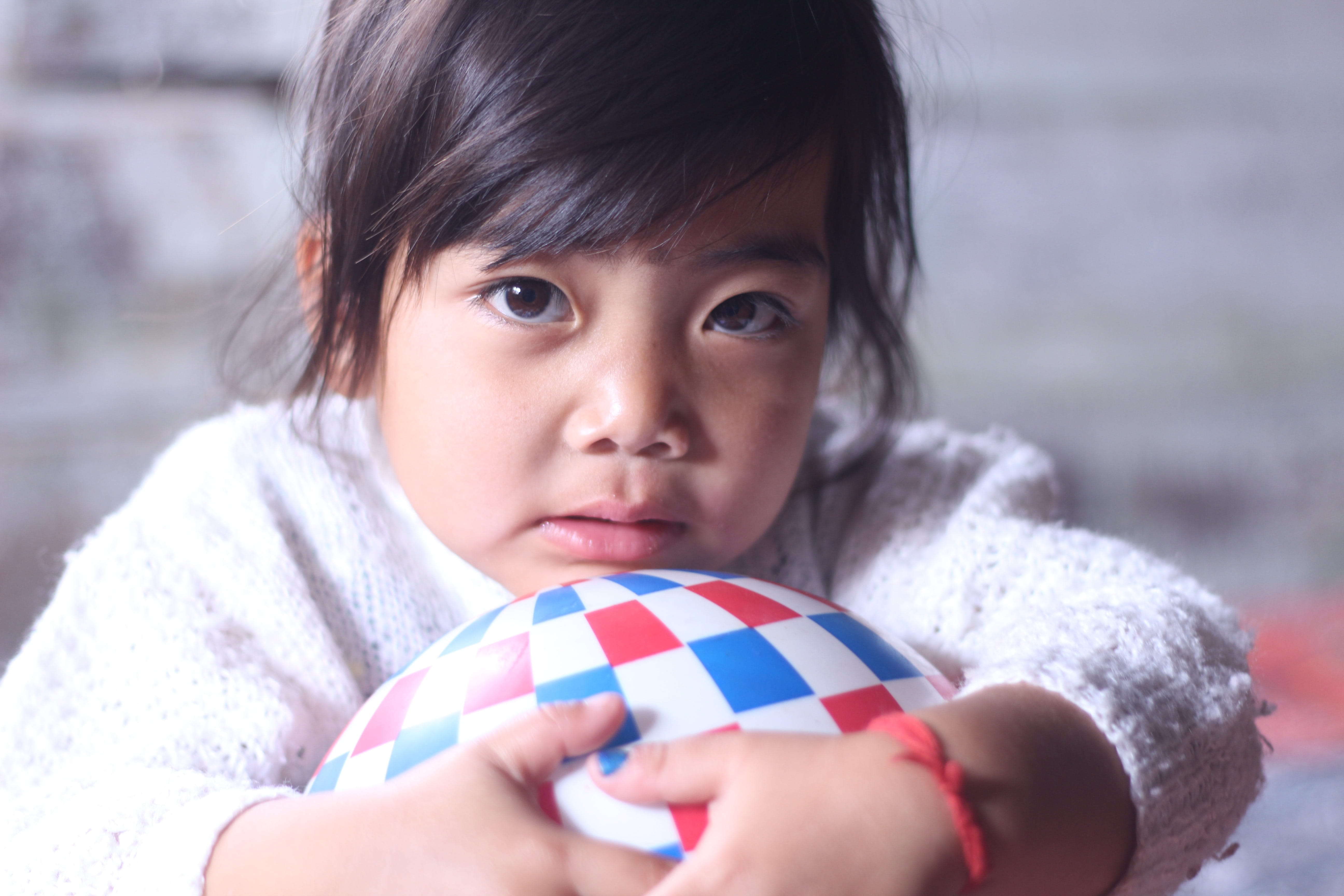 little, innocence, one girl only, emotion, boy, love, white, portrait, offspring, day, focus on foreground, children only, one person, happy, joy, holding, HD Wallpaper