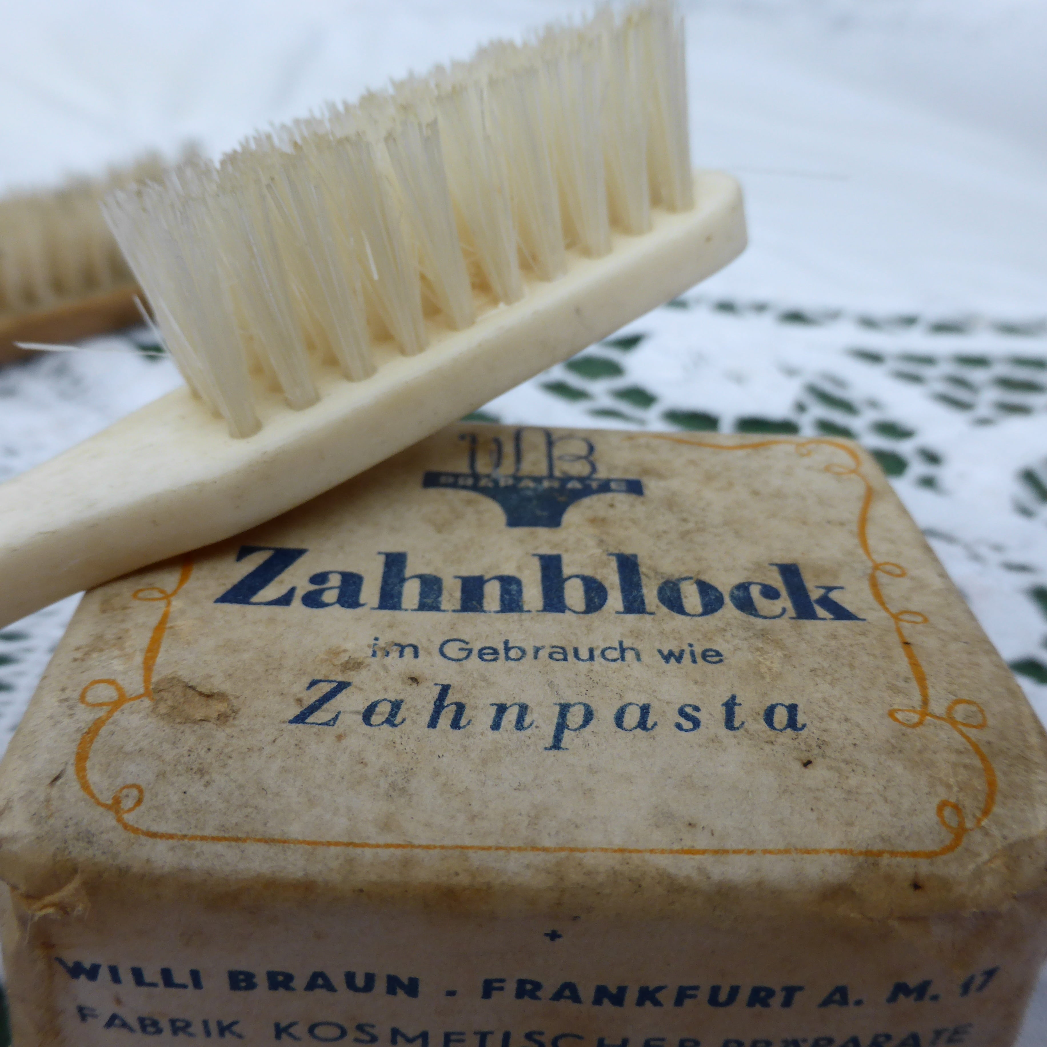 close-up, day, script, bristles, 2K, food, antique, old, indoors, clean, no people, baked, white, table, communication, still life, brush, bad, western script, Phone HD Wallpaper