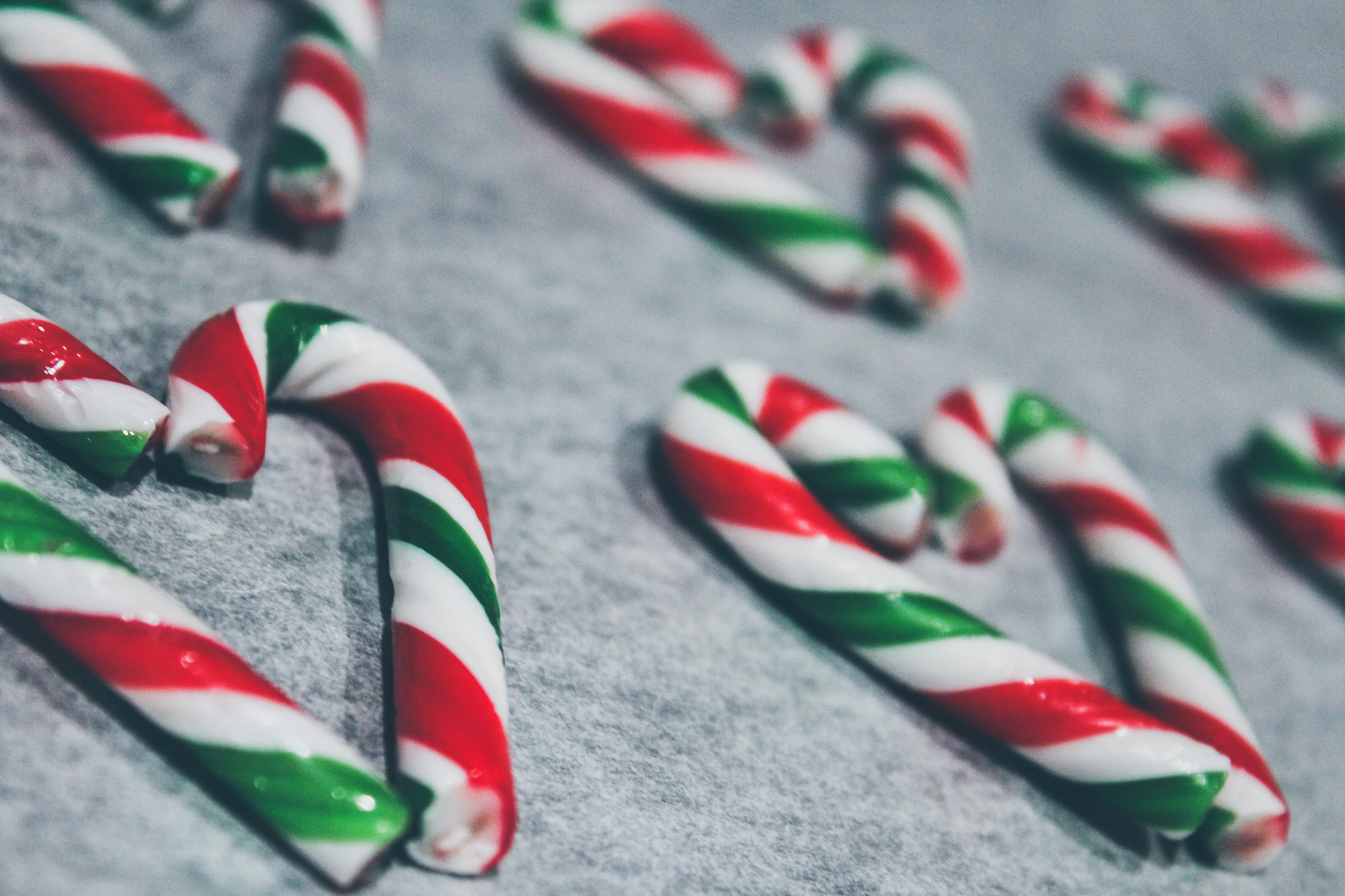 in a row, sweets, pattern, candy cane, multi colored, art, creme, red, still life, cream, selective focus, large group of objects, graphics, canopy, confectionery, HD Wallpaper