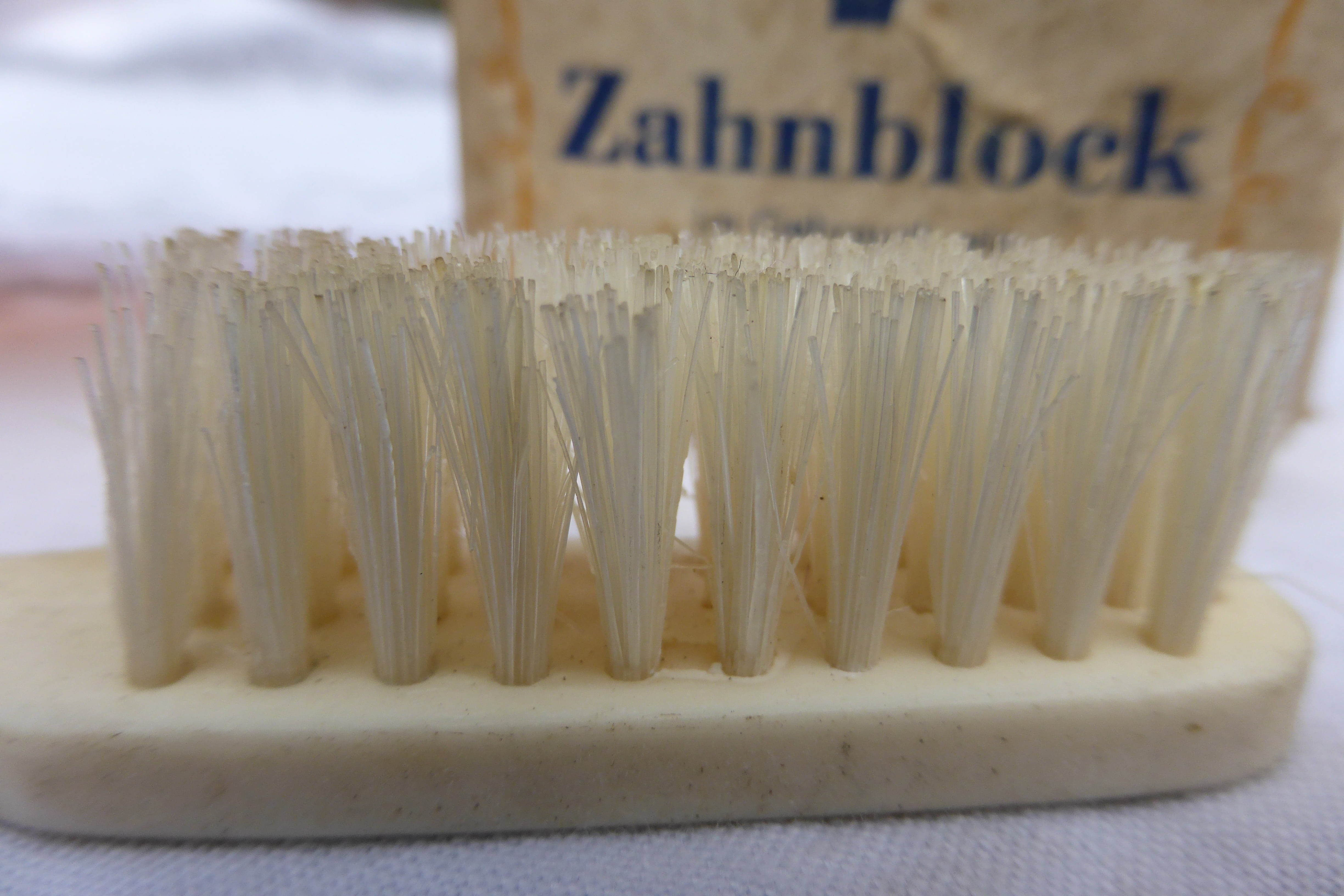 4K, bristles, bad, selective focus, no people, cosmetics, wood - material, indoors, clean, close, education, plastic, food and drink, food, in a row, table, HD Wallpaper