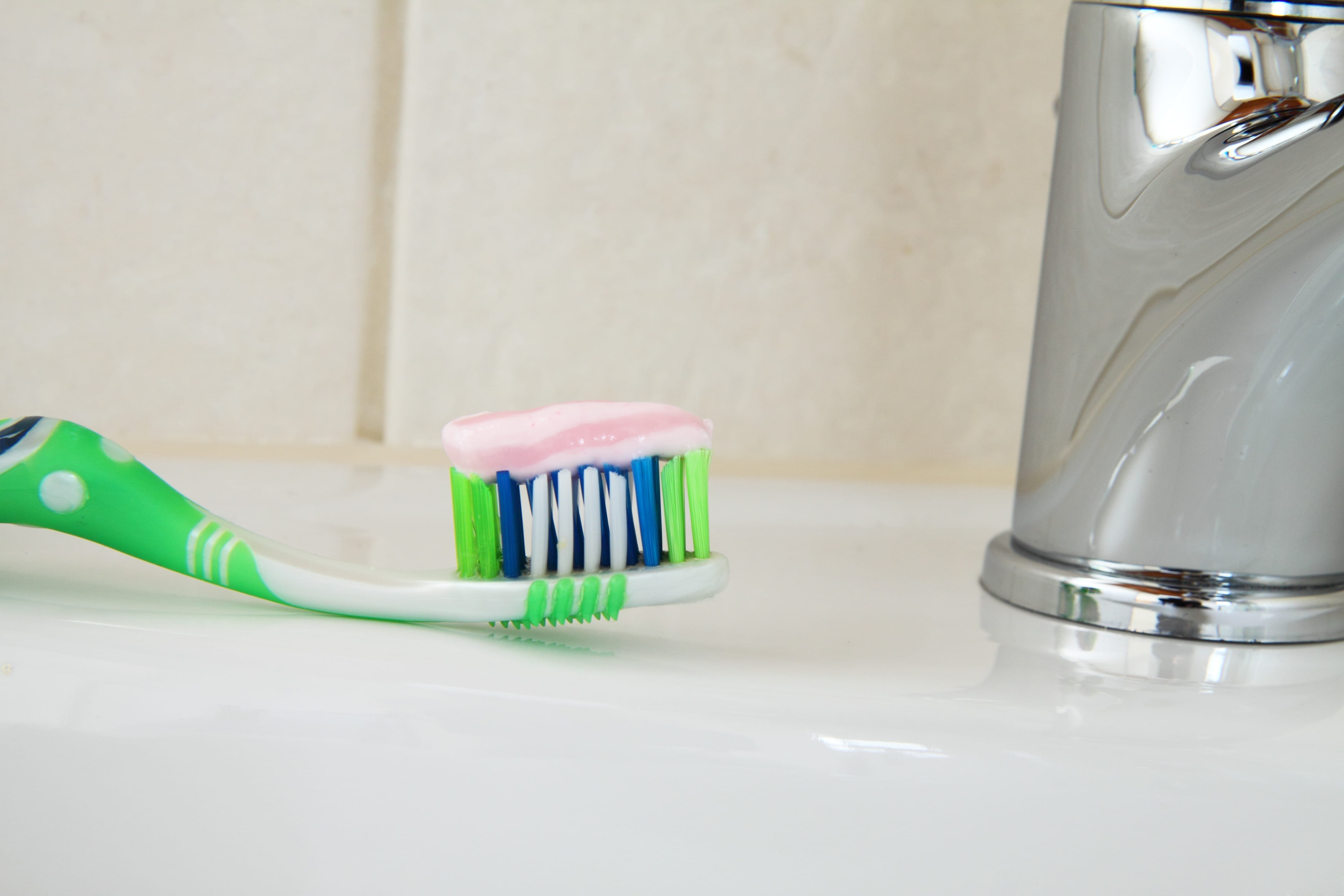 toothbrush, 4K, plastic, green, dental health, clean, gel, domestic bathroom, indoors, cleaning, care, dental, fluoride, household equipment, bathroom, HD Wallpaper
