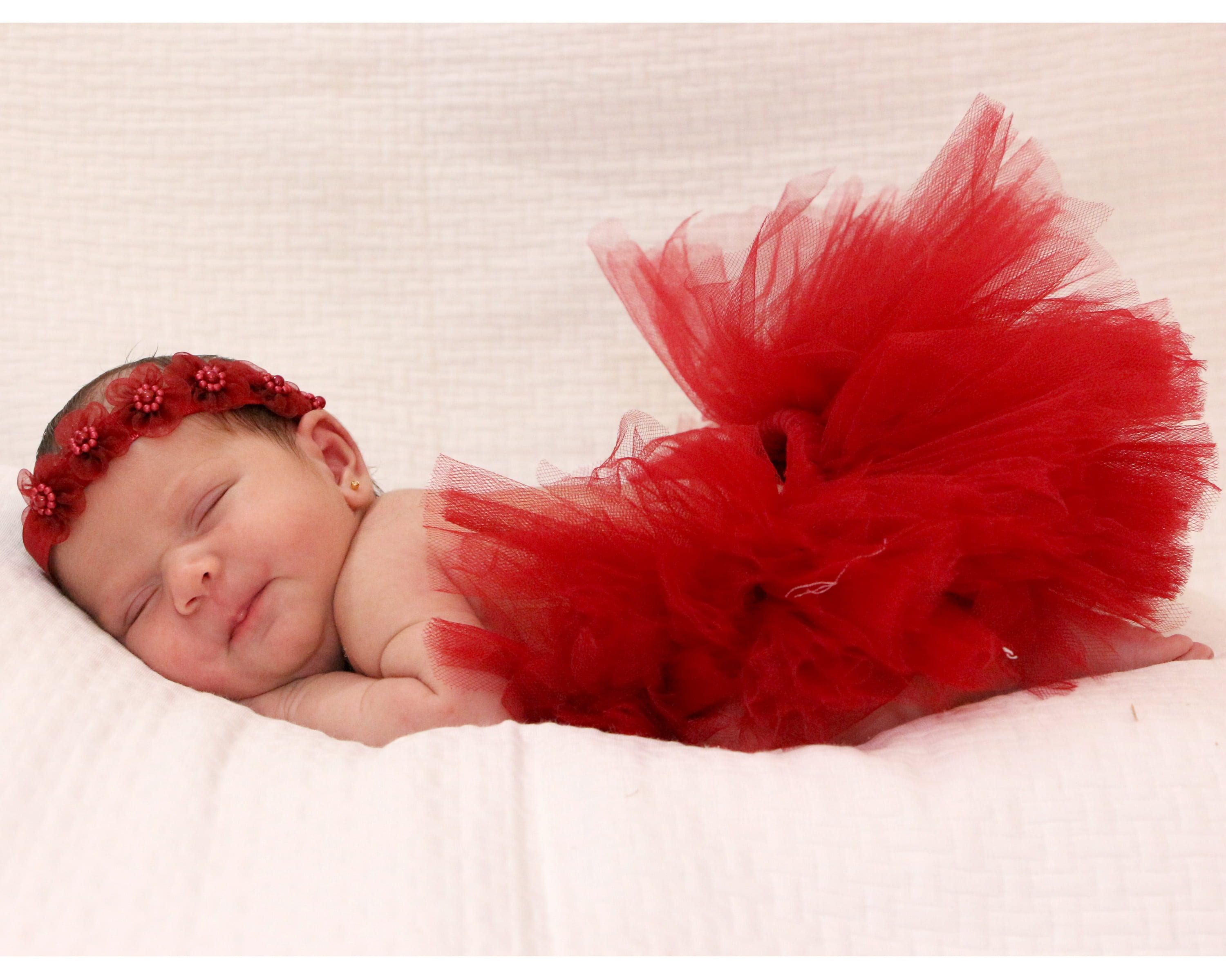real people, one person, resting, bed, smiling, eyes closed, affection, lying down, baby, linda, face, bebe, babyhood, young, childish, happy, furniture, HD Wallpaper