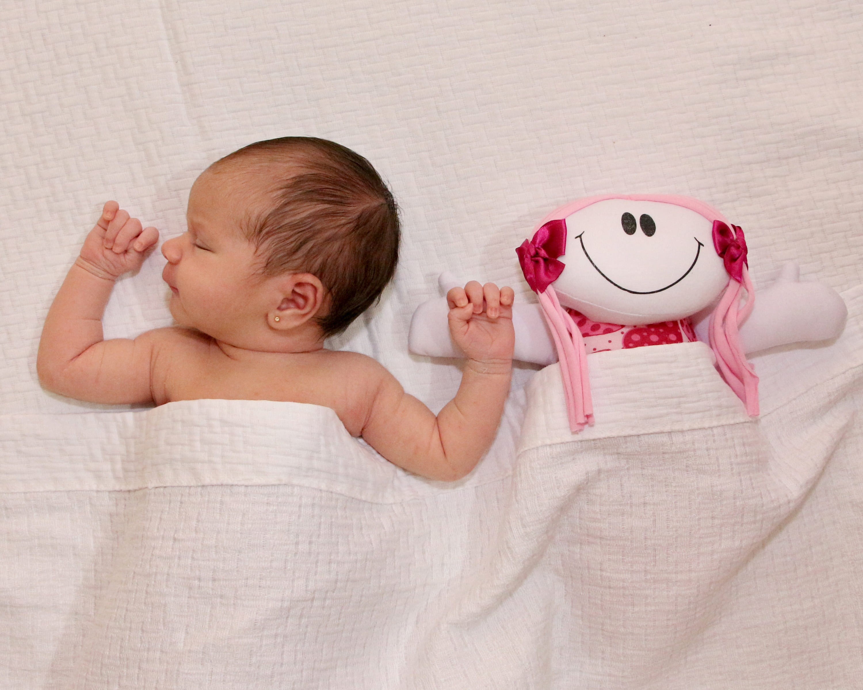 affection, bebe sleeping, indoors, 2K, childish, beginnings, relaxation, purity, young, bebe, lying down, childhood, real people, sleep, sweet, female, HD Wallpaper