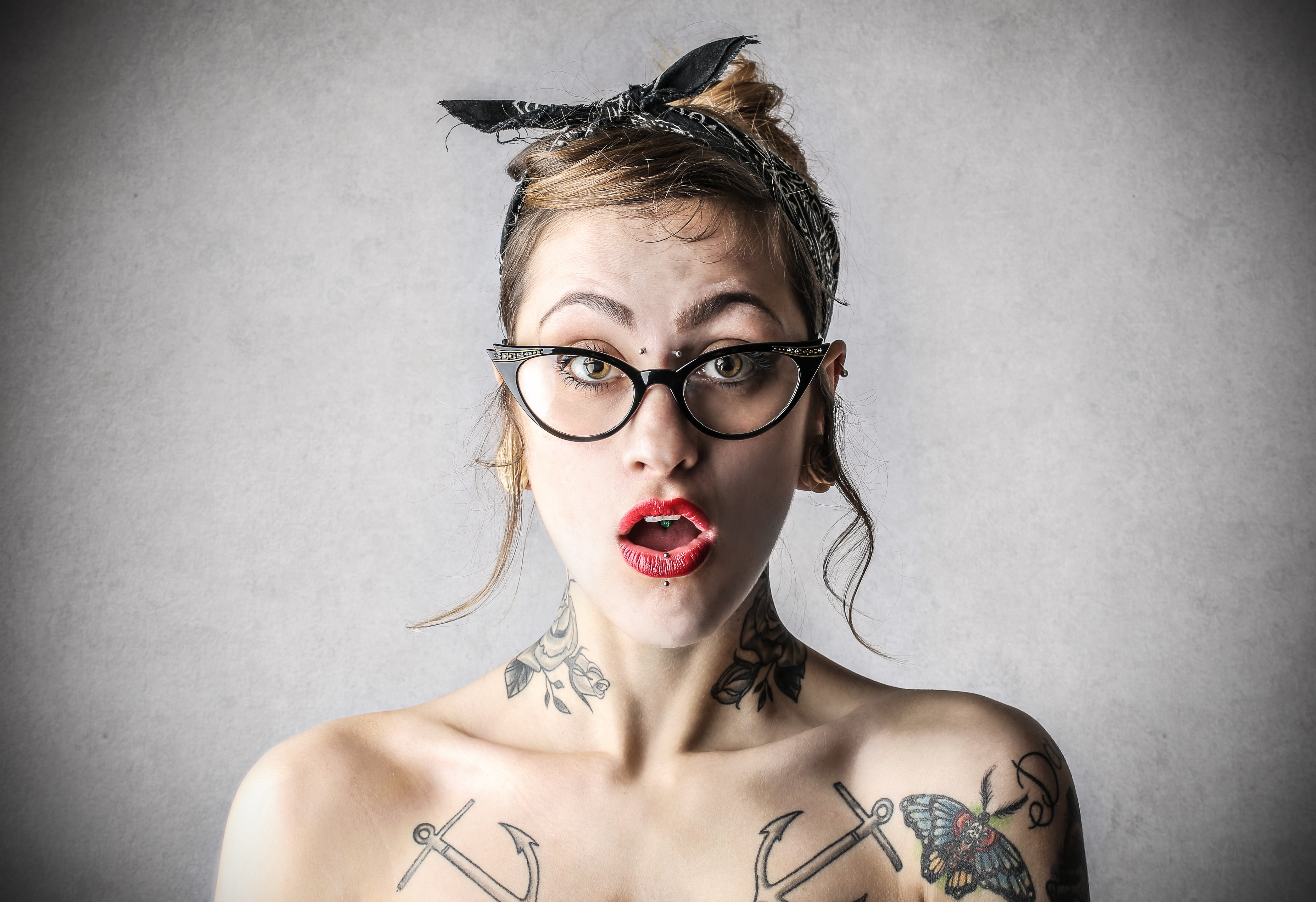 5K, tattoos, look, astonished woman, HD Wallpaper